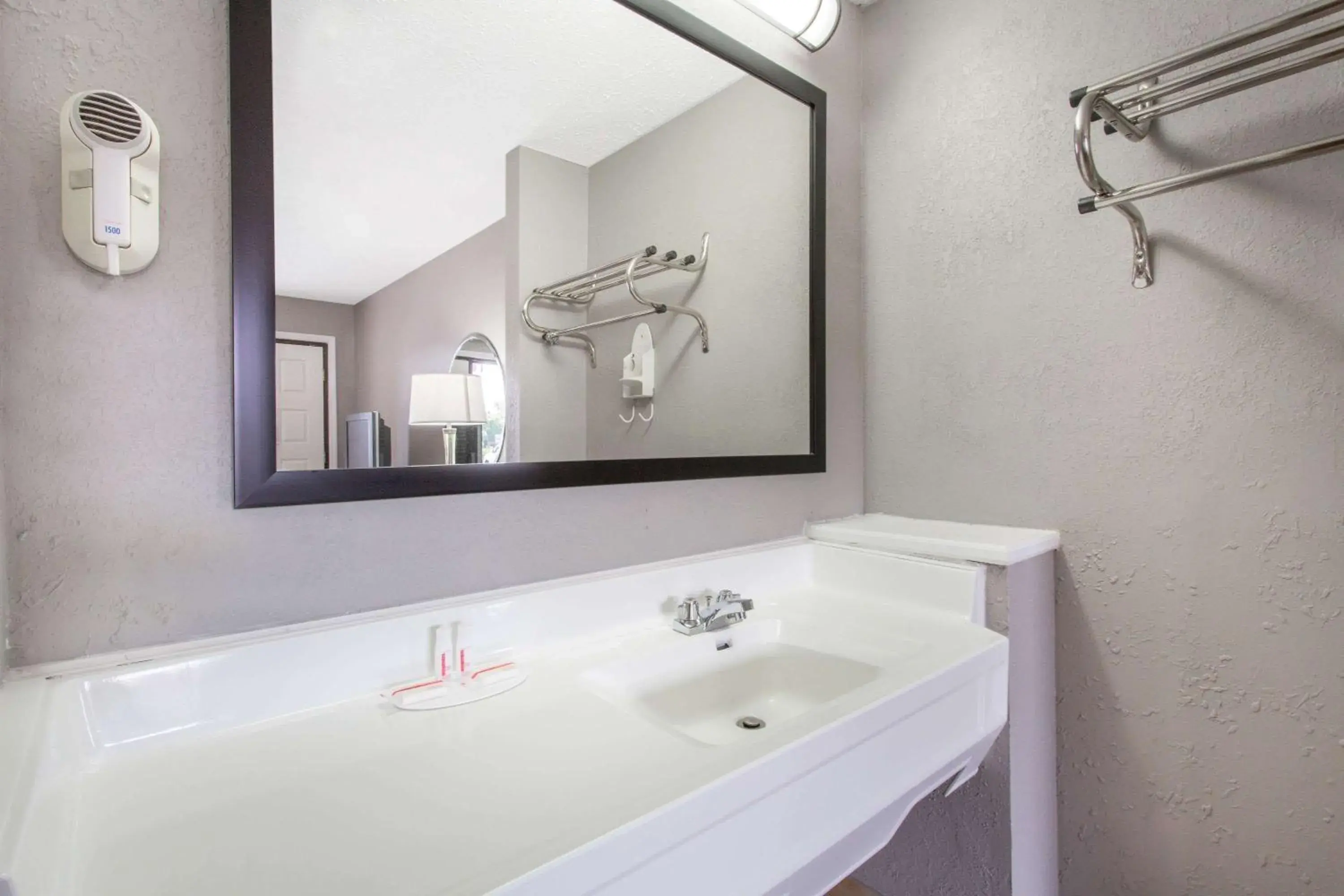 Double Room - Non-Smoking in Super 8 by Wyndham Wytheville Double Room - Non-Smoking in Super 8 by Wyndham Wytheville