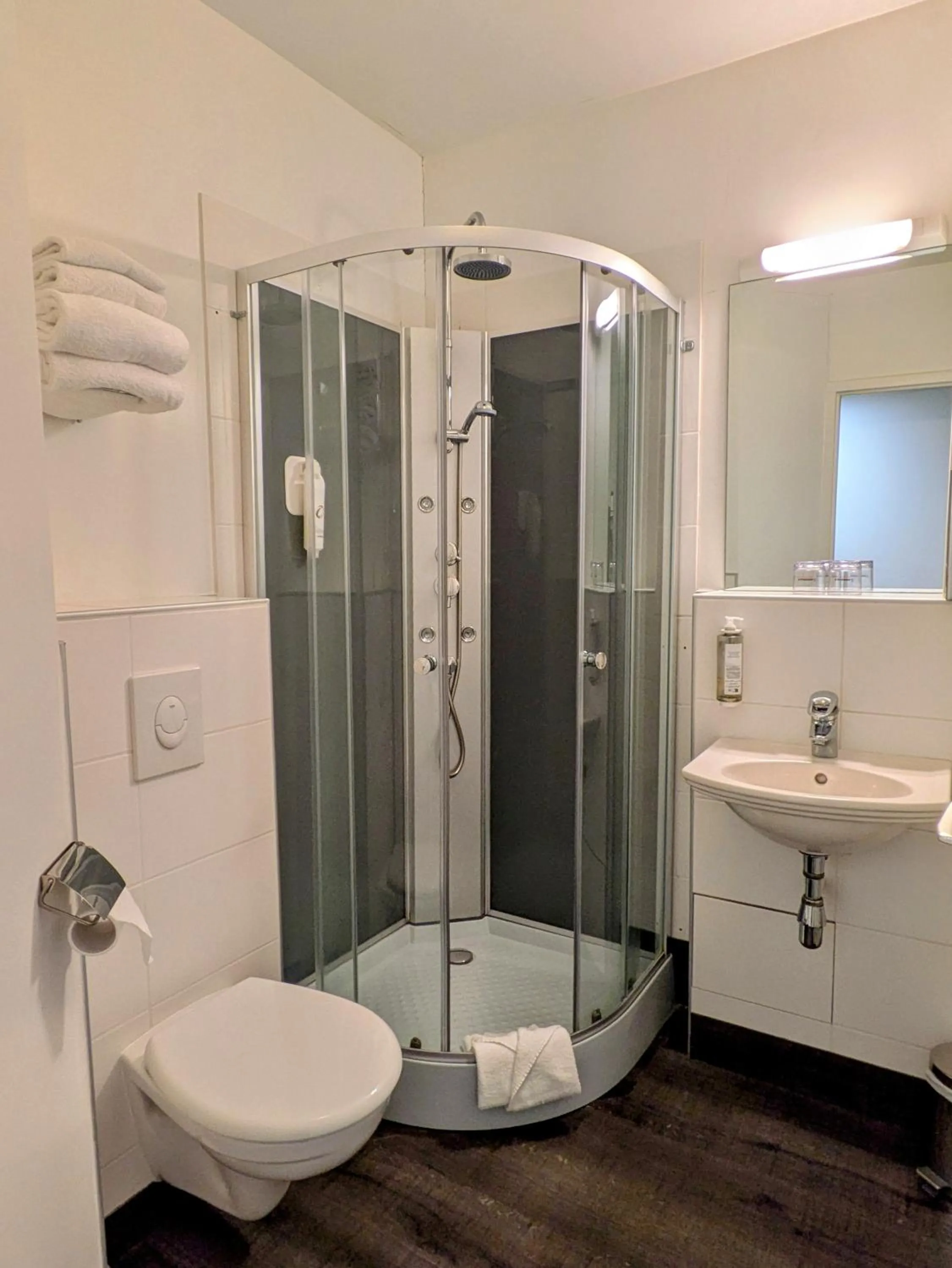 Shower in The Originals Boutique, Grand Hôtel Saint-Pierre, Aurillac