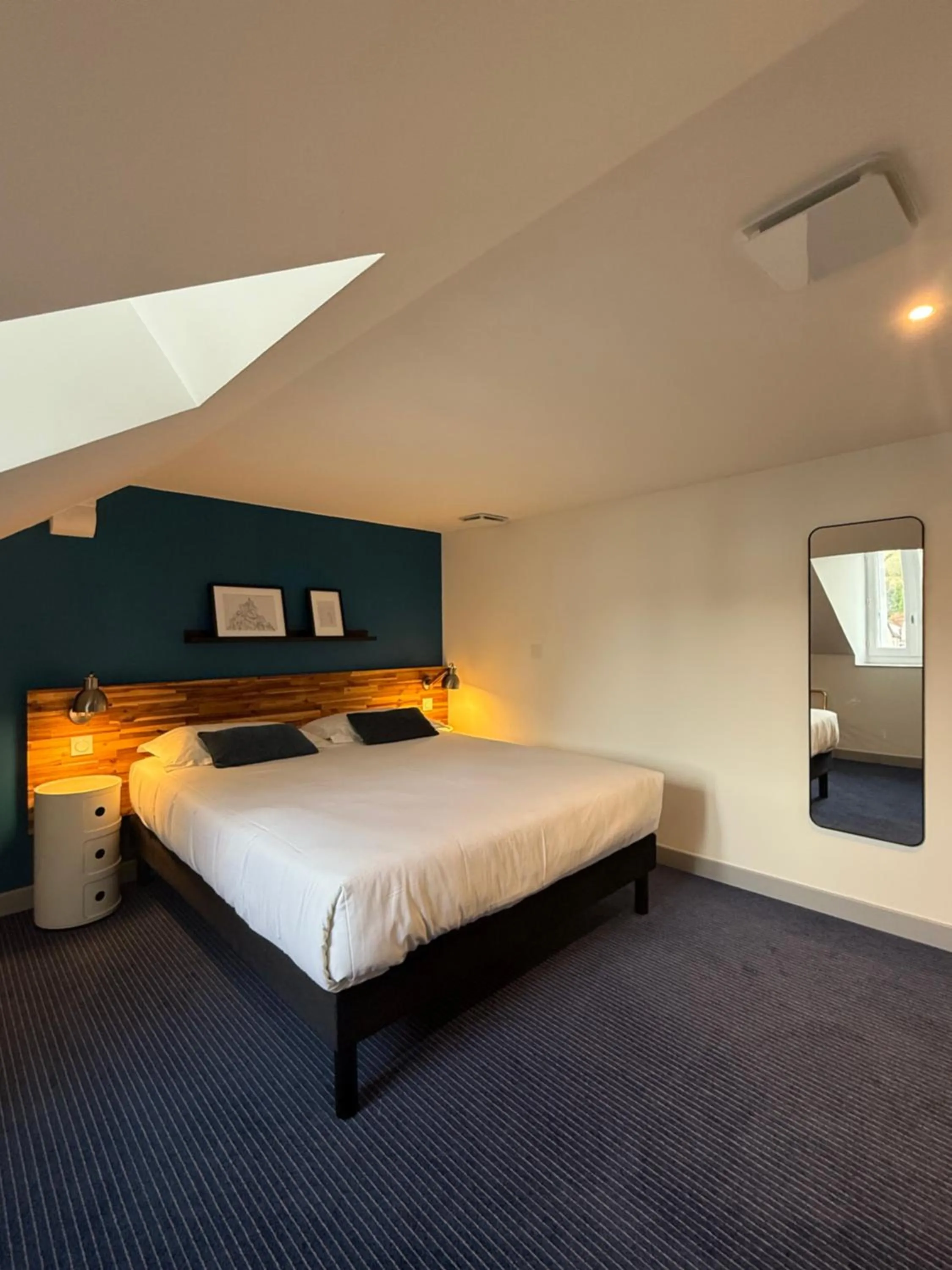 Bedroom, Bed in The Originals Boutique, Grand Hôtel Saint-Pierre, Aurillac