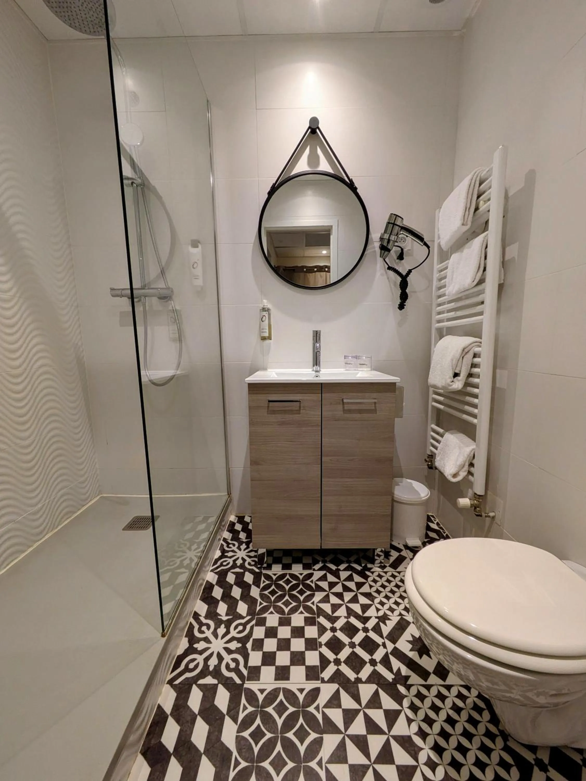 Shower in The Originals Boutique, Grand Hôtel Saint-Pierre, Aurillac