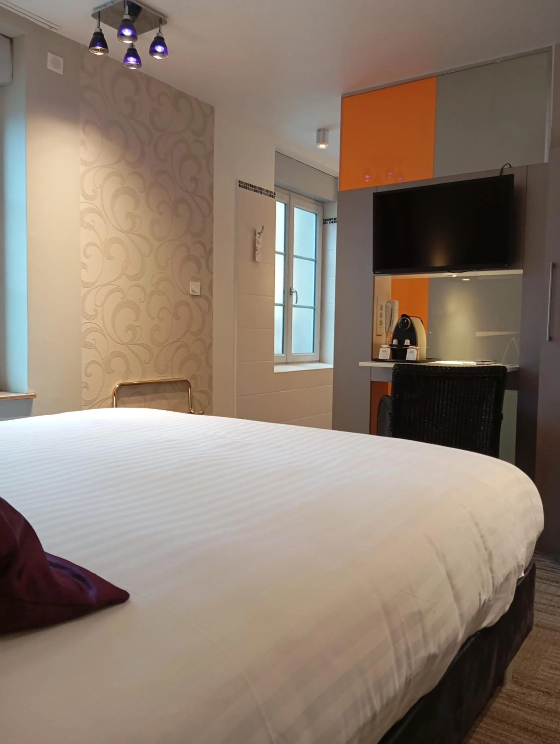 Photo of the whole room, Bed in The Originals Boutique, Grand Hôtel Saint-Pierre, Aurillac