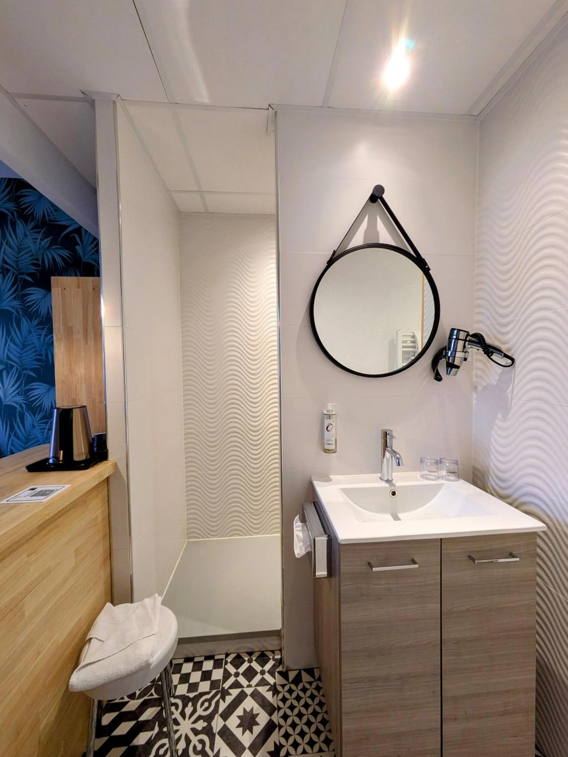 Shower in The Originals Boutique, Grand Hôtel Saint-Pierre, Aurillac