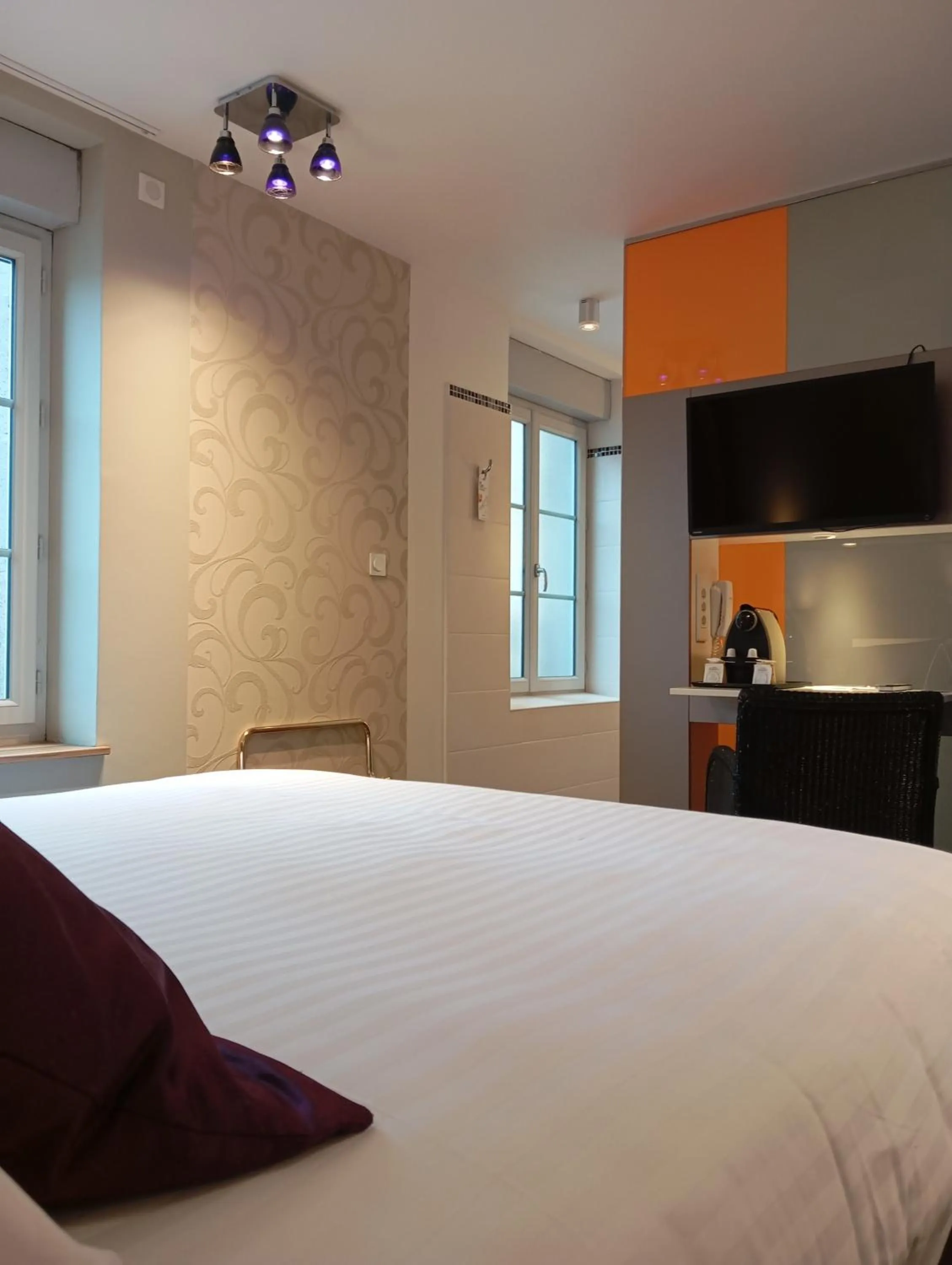 Photo of the whole room, Bed in The Originals Boutique, Grand Hôtel Saint-Pierre, Aurillac