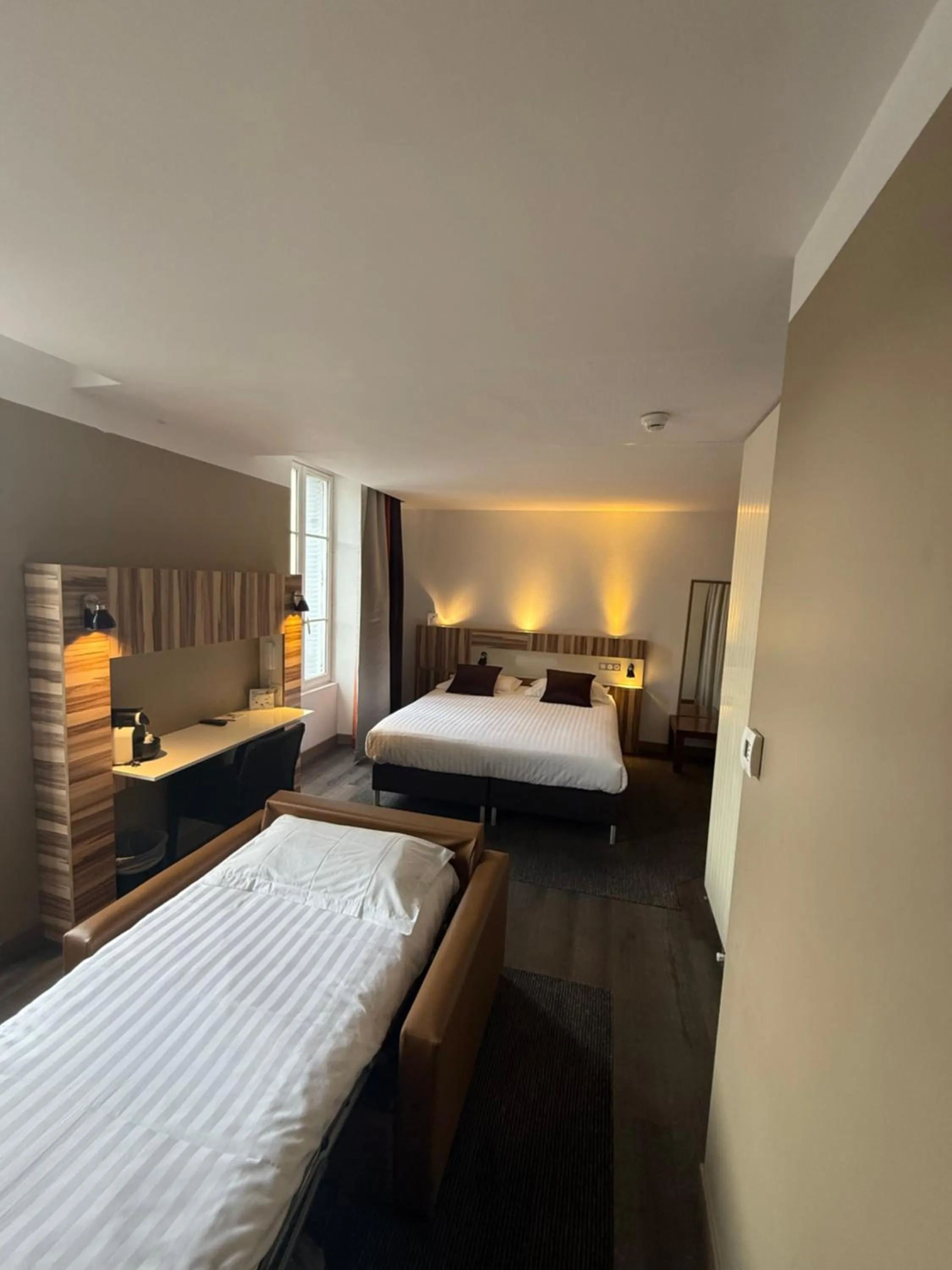 Bedroom, Bed in The Originals Boutique, Grand Hôtel Saint-Pierre, Aurillac