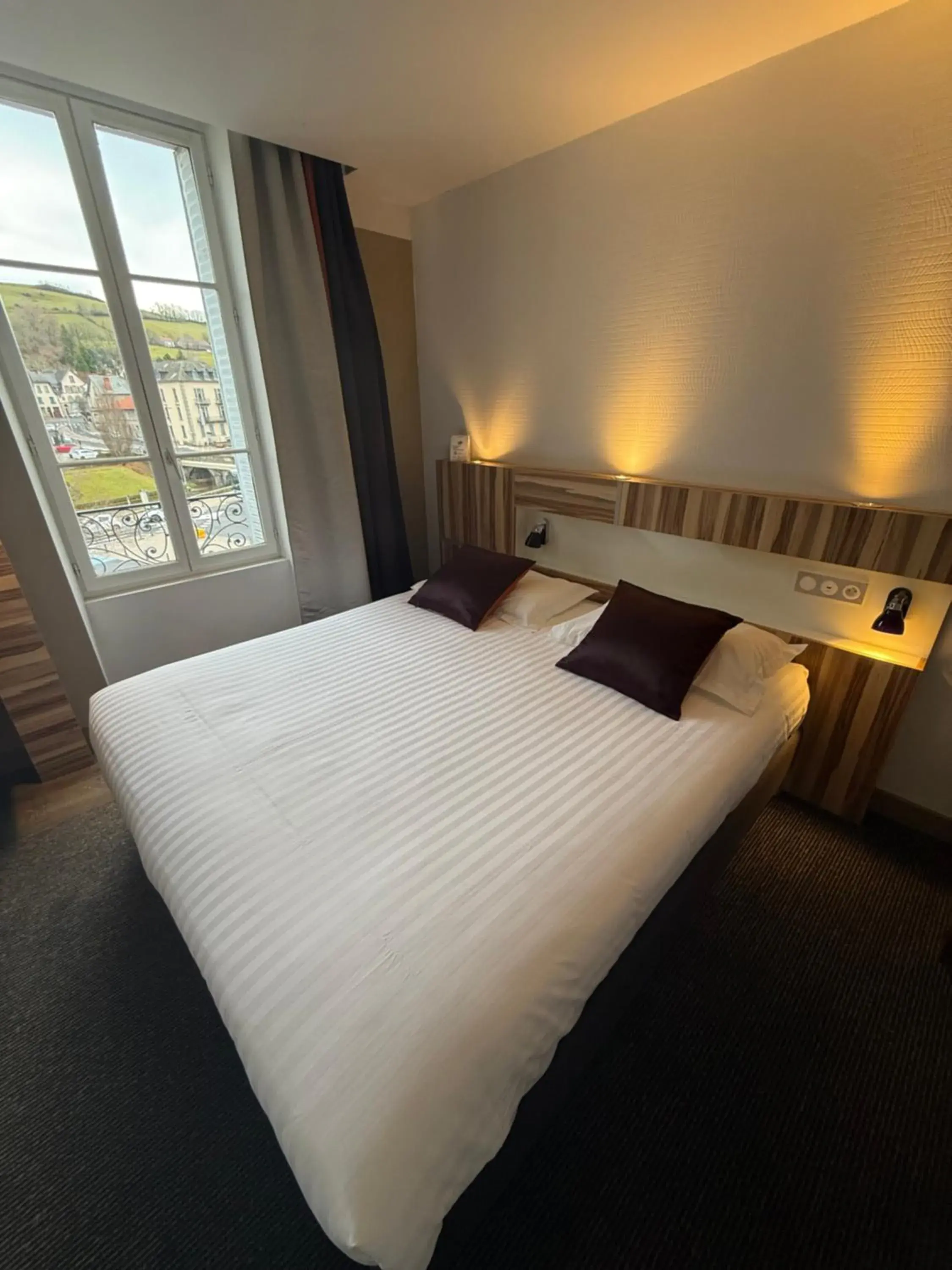 Bedroom, Bed in The Originals Boutique, Grand Hôtel Saint-Pierre, Aurillac Bedroom, Bed in The Originals Boutique, Grand Hôtel Saint-Pierre, Aurillac