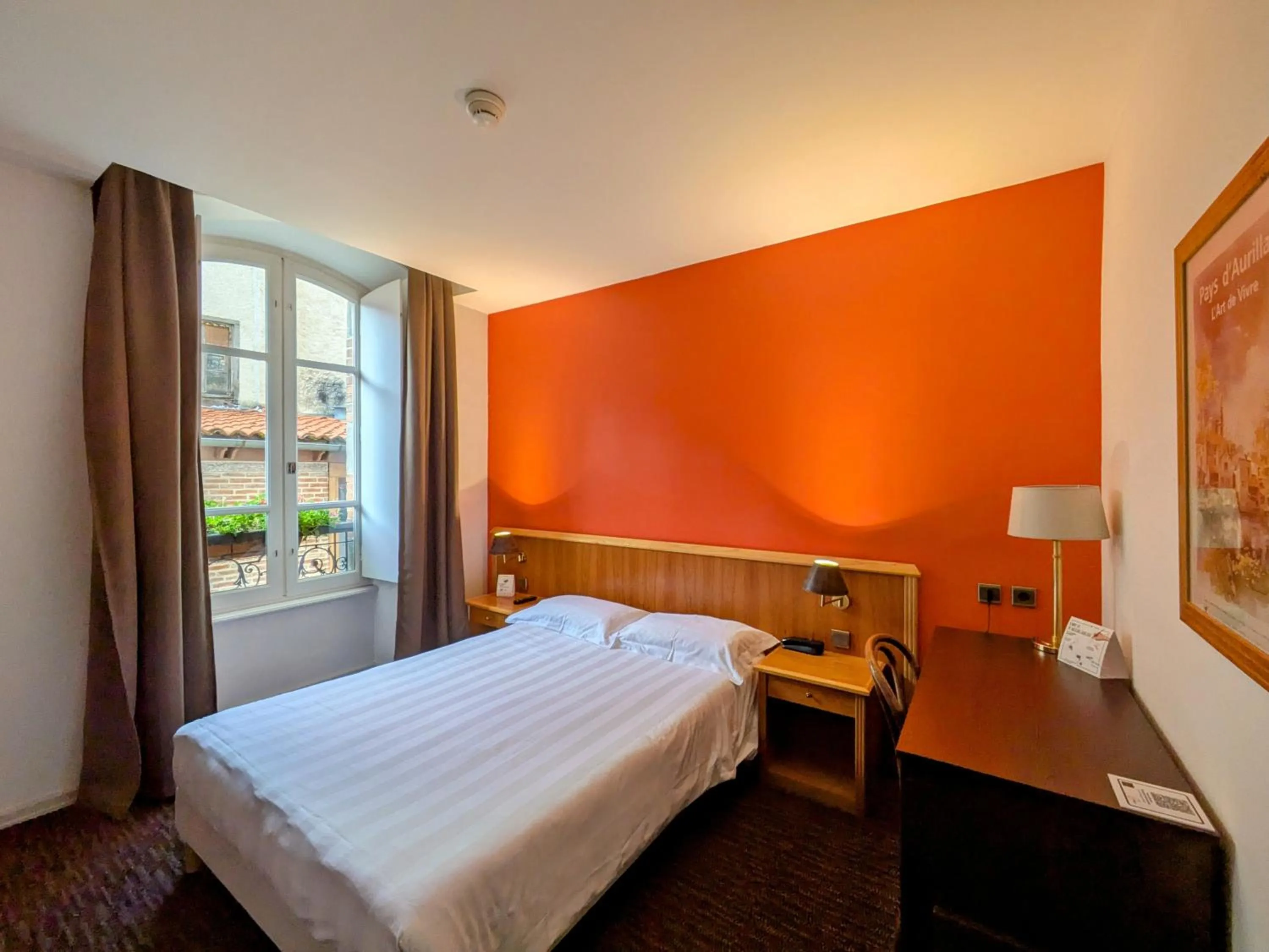 Bed in The Originals Boutique, Grand Hôtel Saint-Pierre, Aurillac