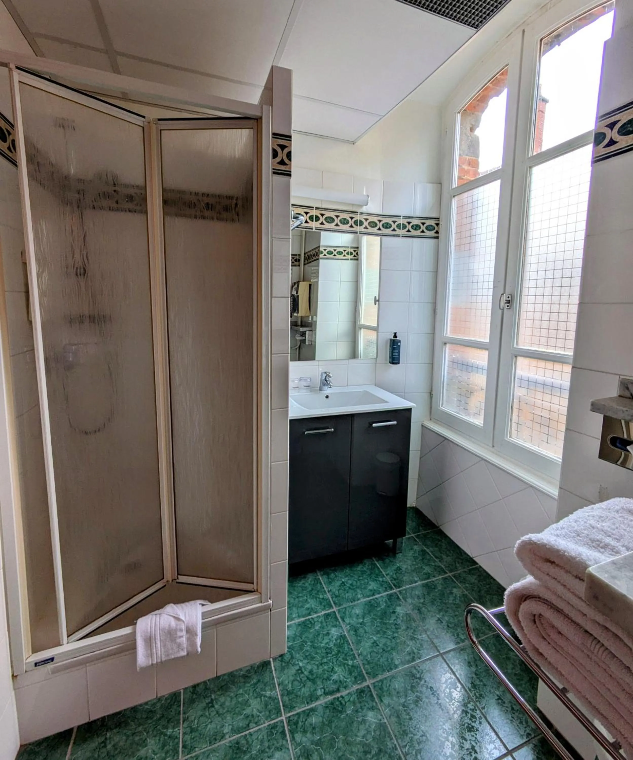 Shower, Bed in The Originals Boutique, Grand Hôtel Saint-Pierre, Aurillac