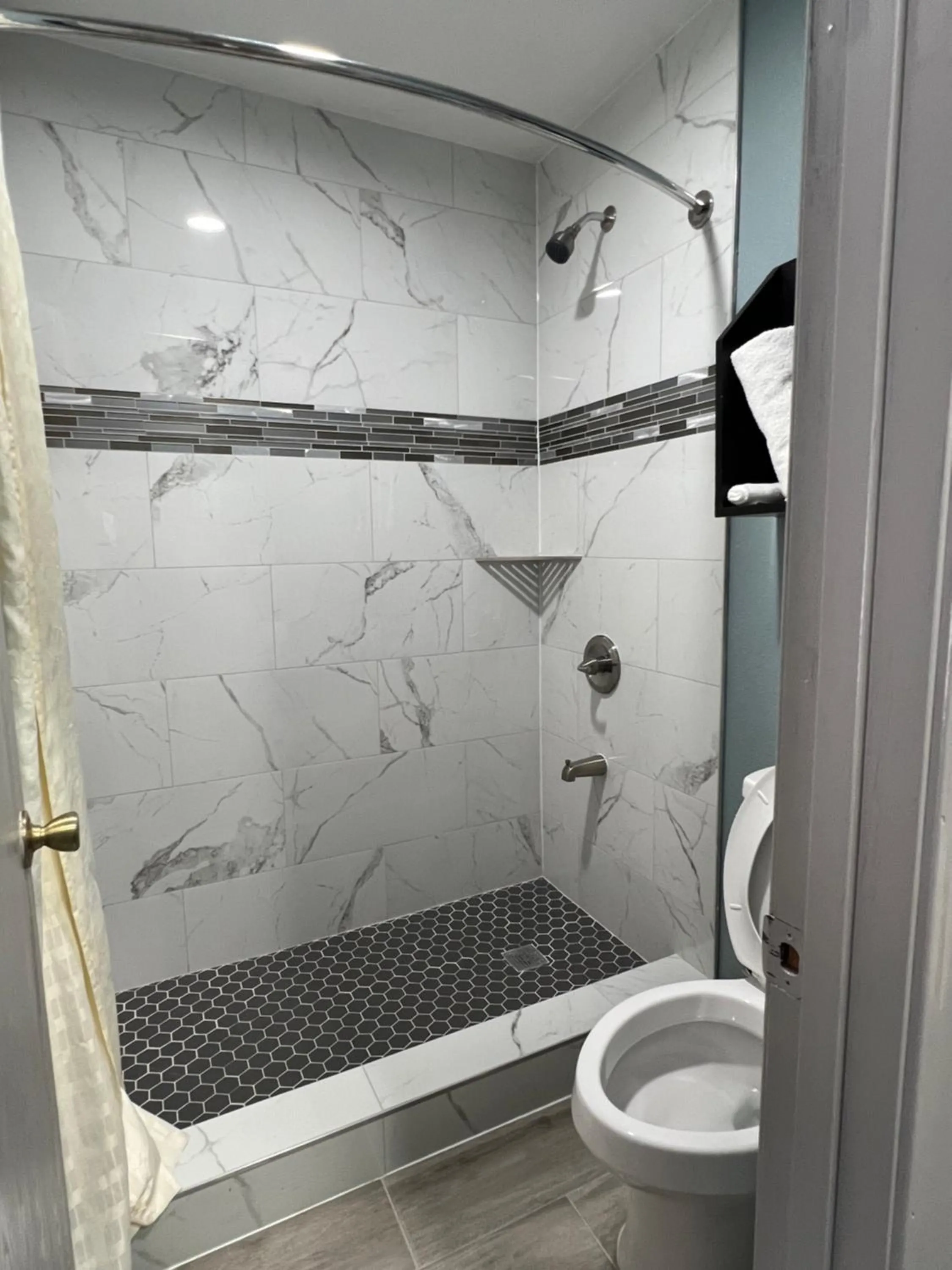 Shower in Ozark Inn