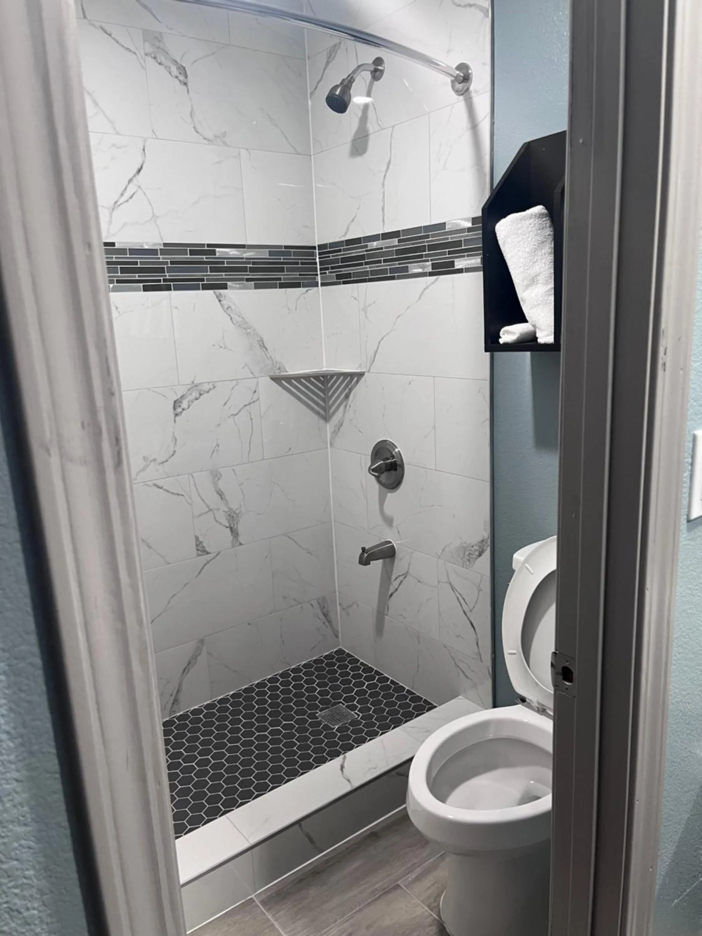 Shower in Ozark Inn
