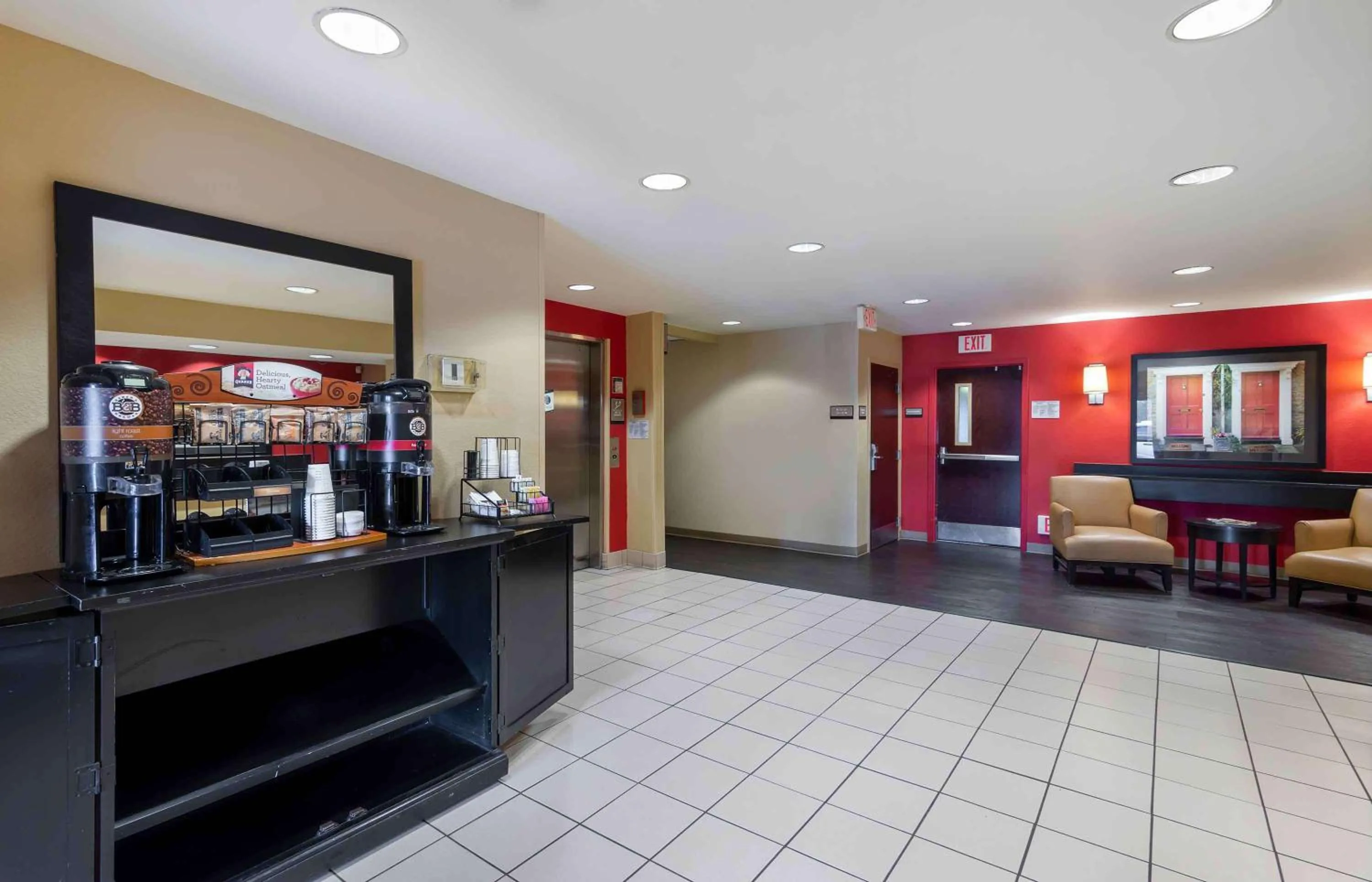 Lobby or reception in Suburban Studios Columbus Bradley Park