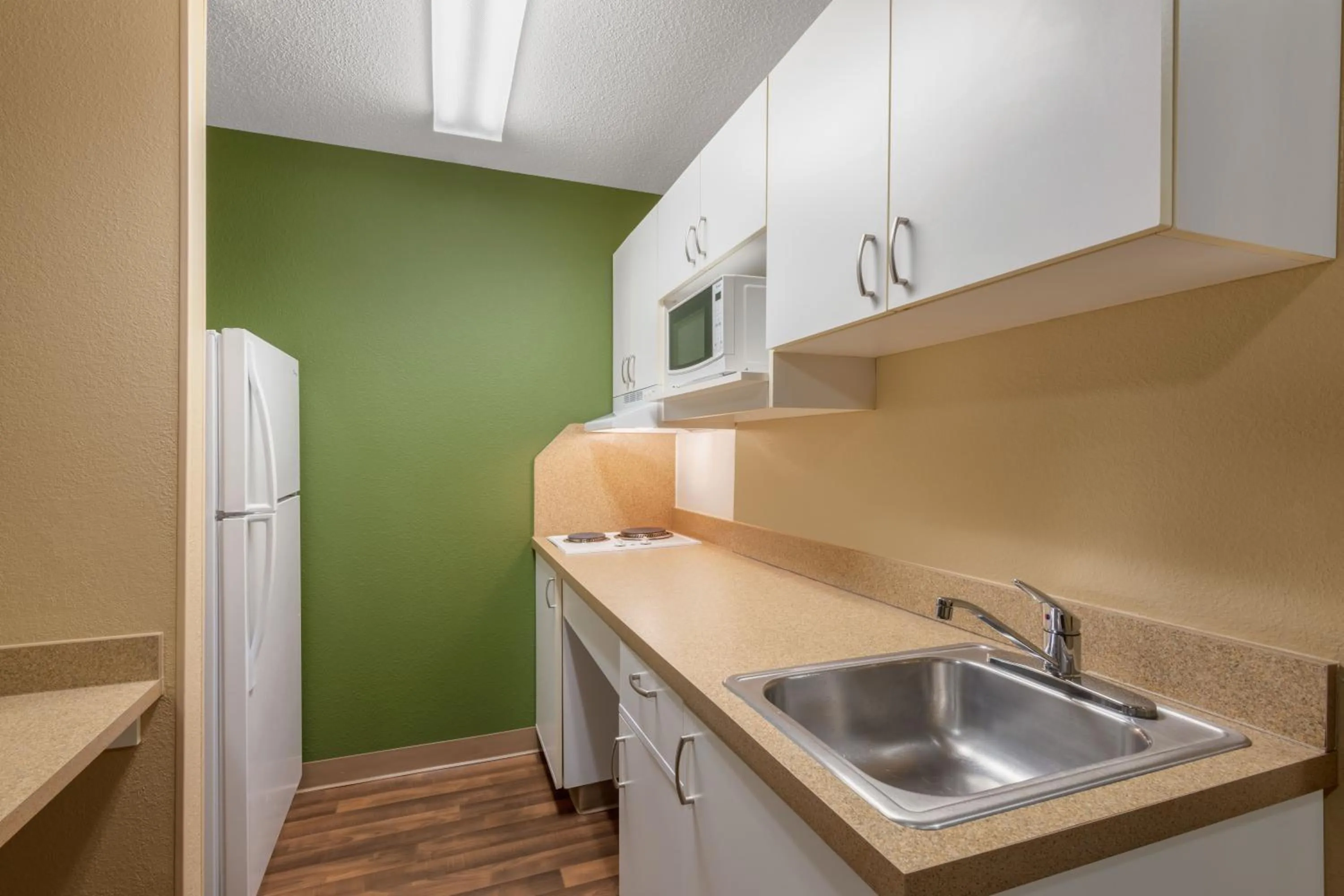 Kitchen or kitchenette in Suburban Studios Columbus Bradley Park