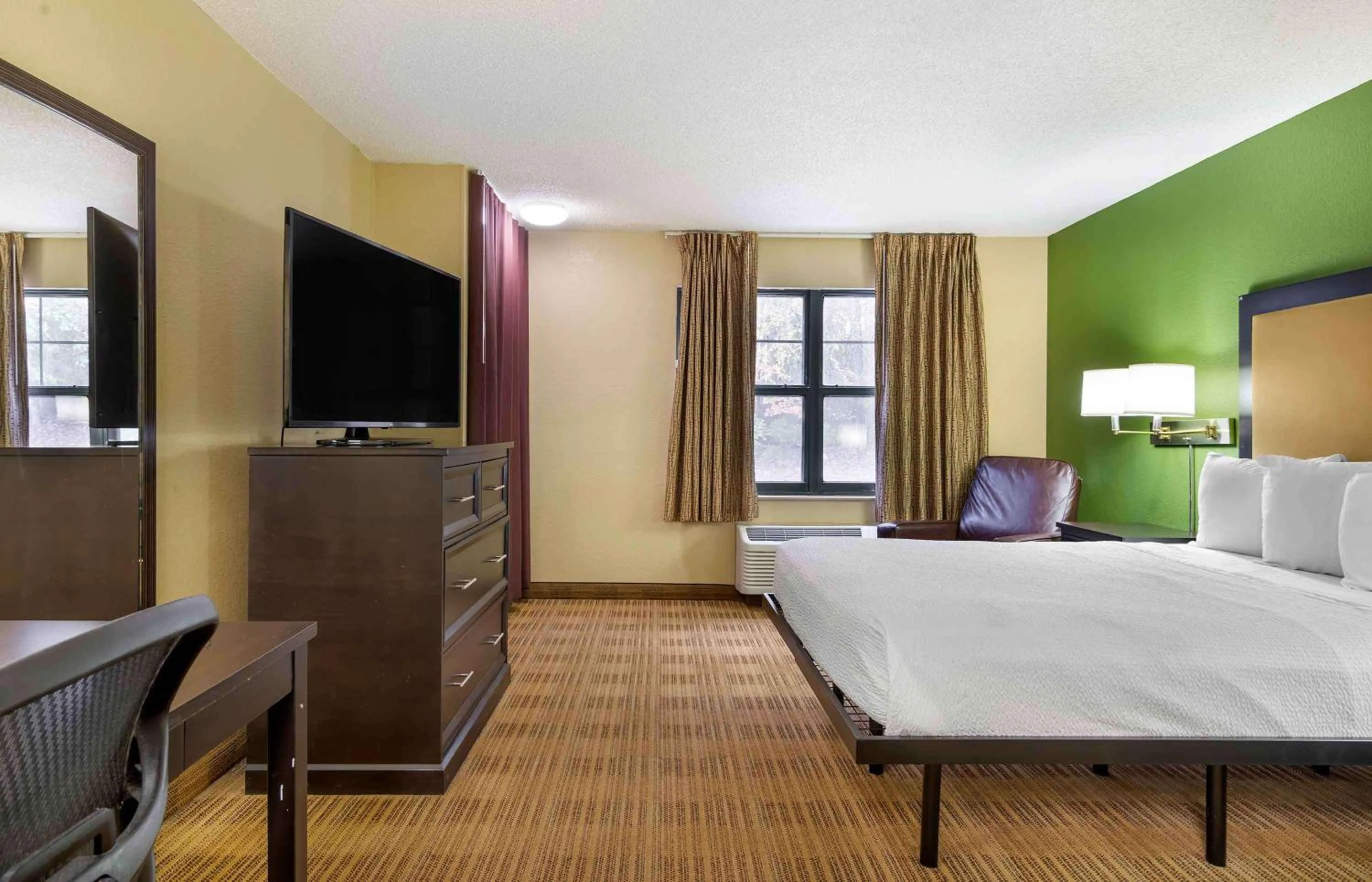 Bedroom, Bed in Suburban Studios Columbus Bradley Park