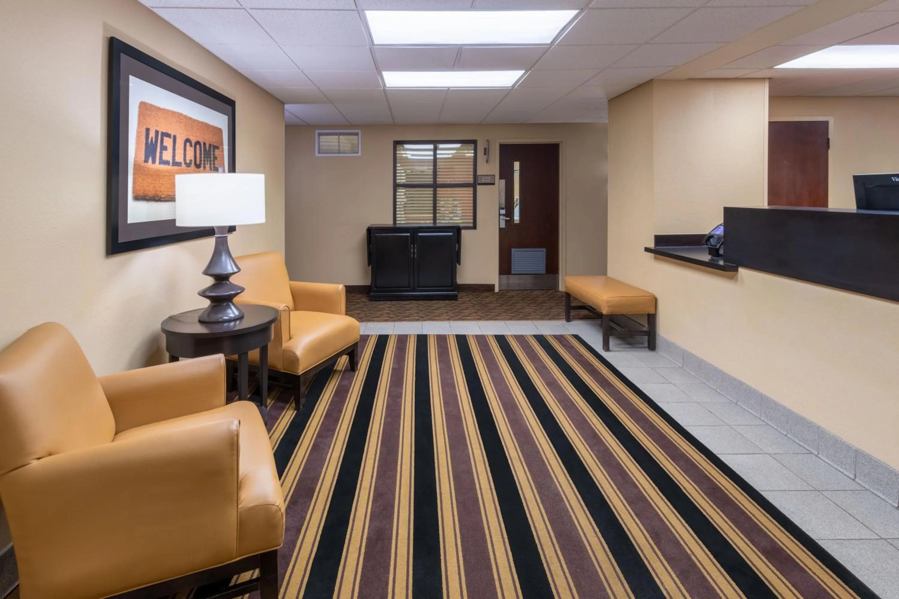 Lobby or reception in Suburban Studios Columbus Bradley Park