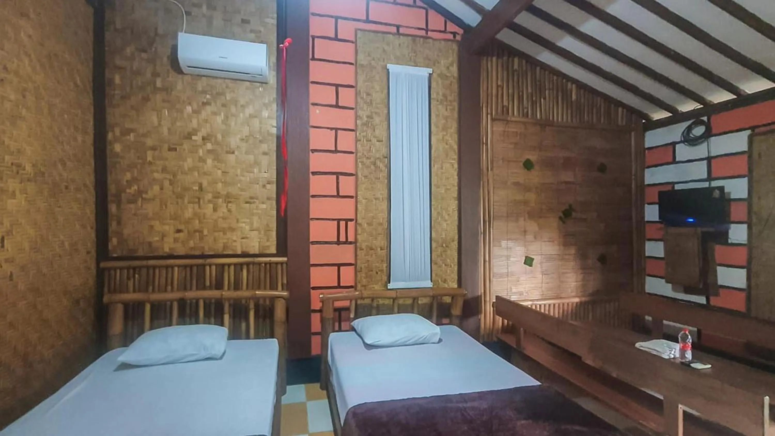 Bedroom, Bed in RedDoorz Syariah at Banyu Asem Banyuwangi