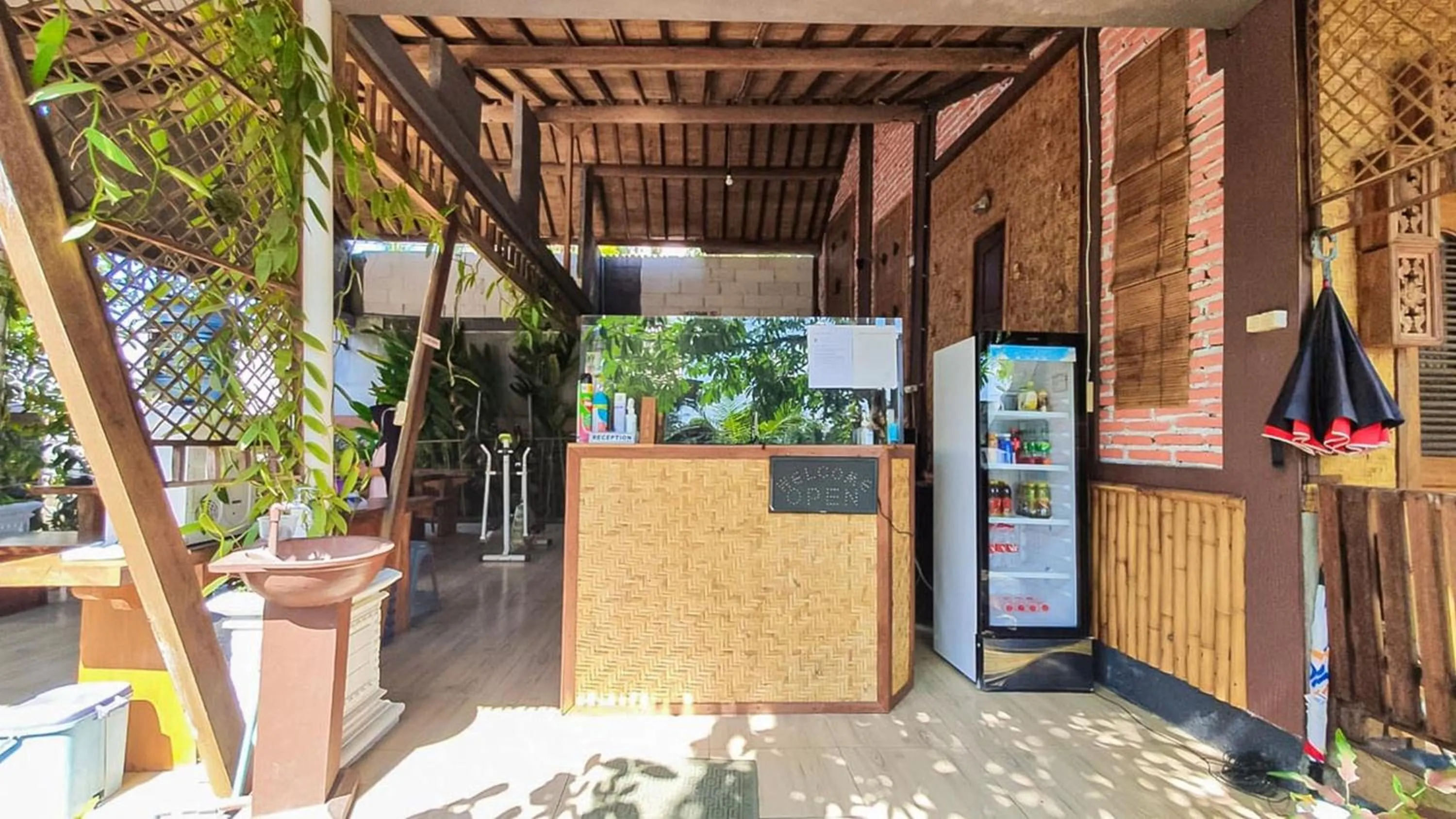 Lobby or reception in RedDoorz Syariah at Banyu Asem Banyuwangi