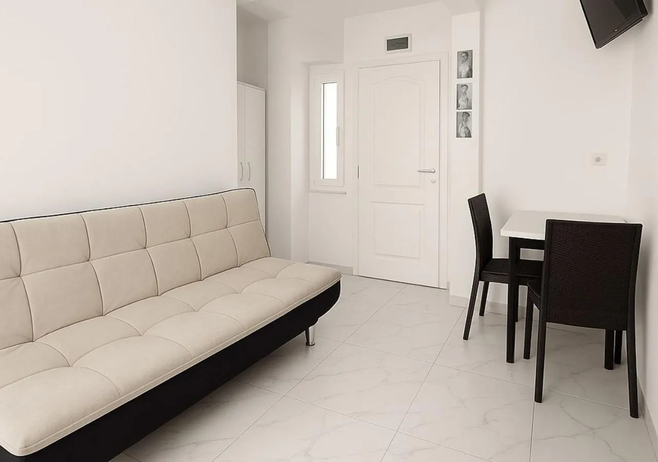 TV and multimedia in R HOUSE HOTEL