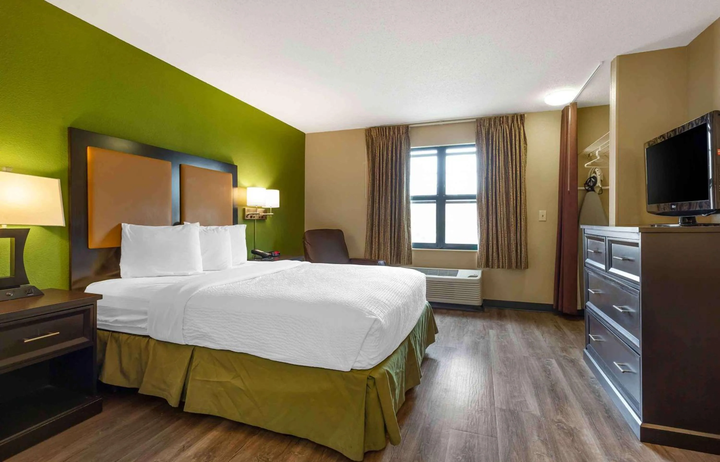 Bedroom, Bed in Extended Stay America Suites - Boston - Tewksbury