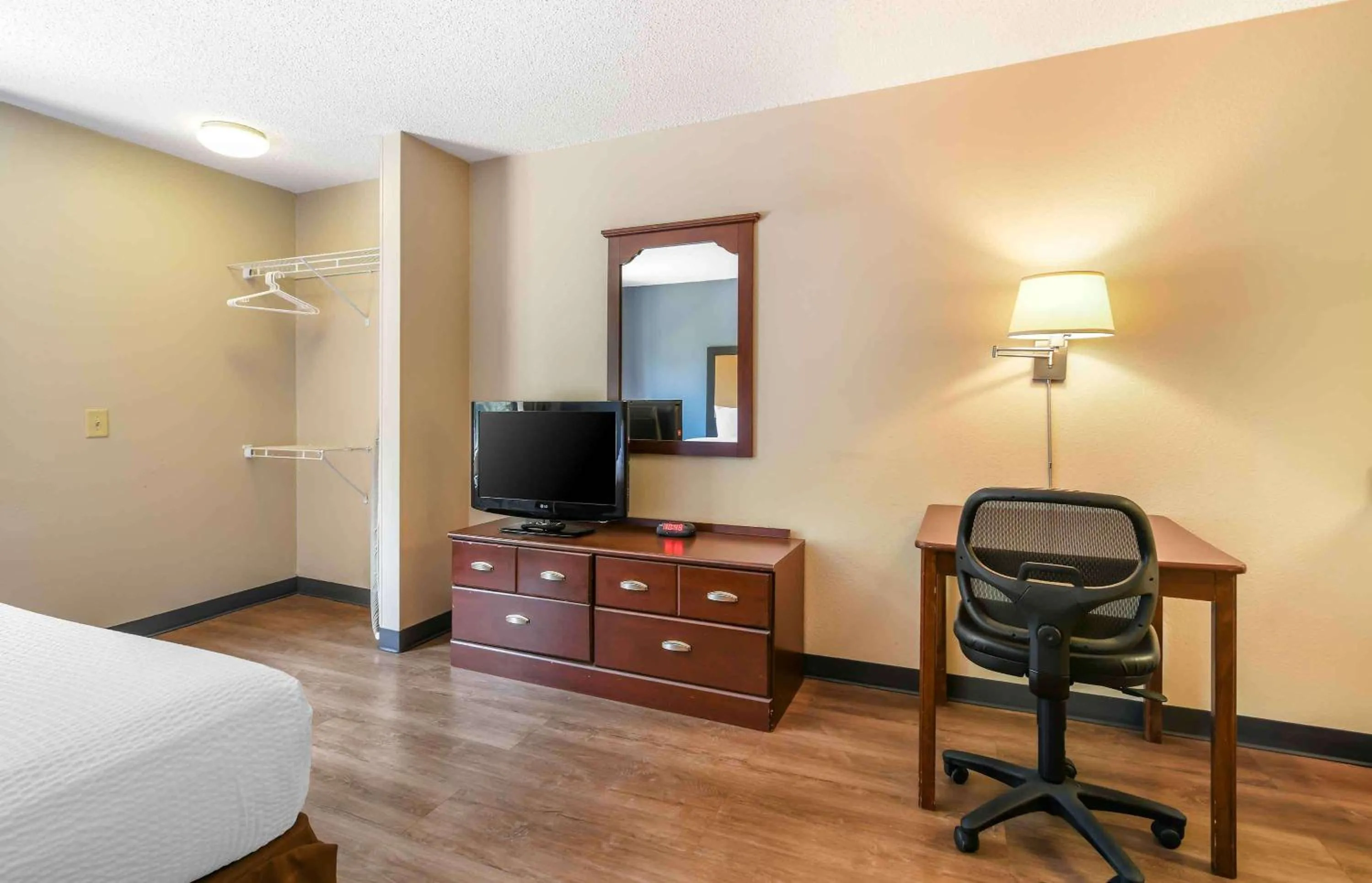 Bedroom, Bed in Extended Stay America Suites - Portland - Scarborough