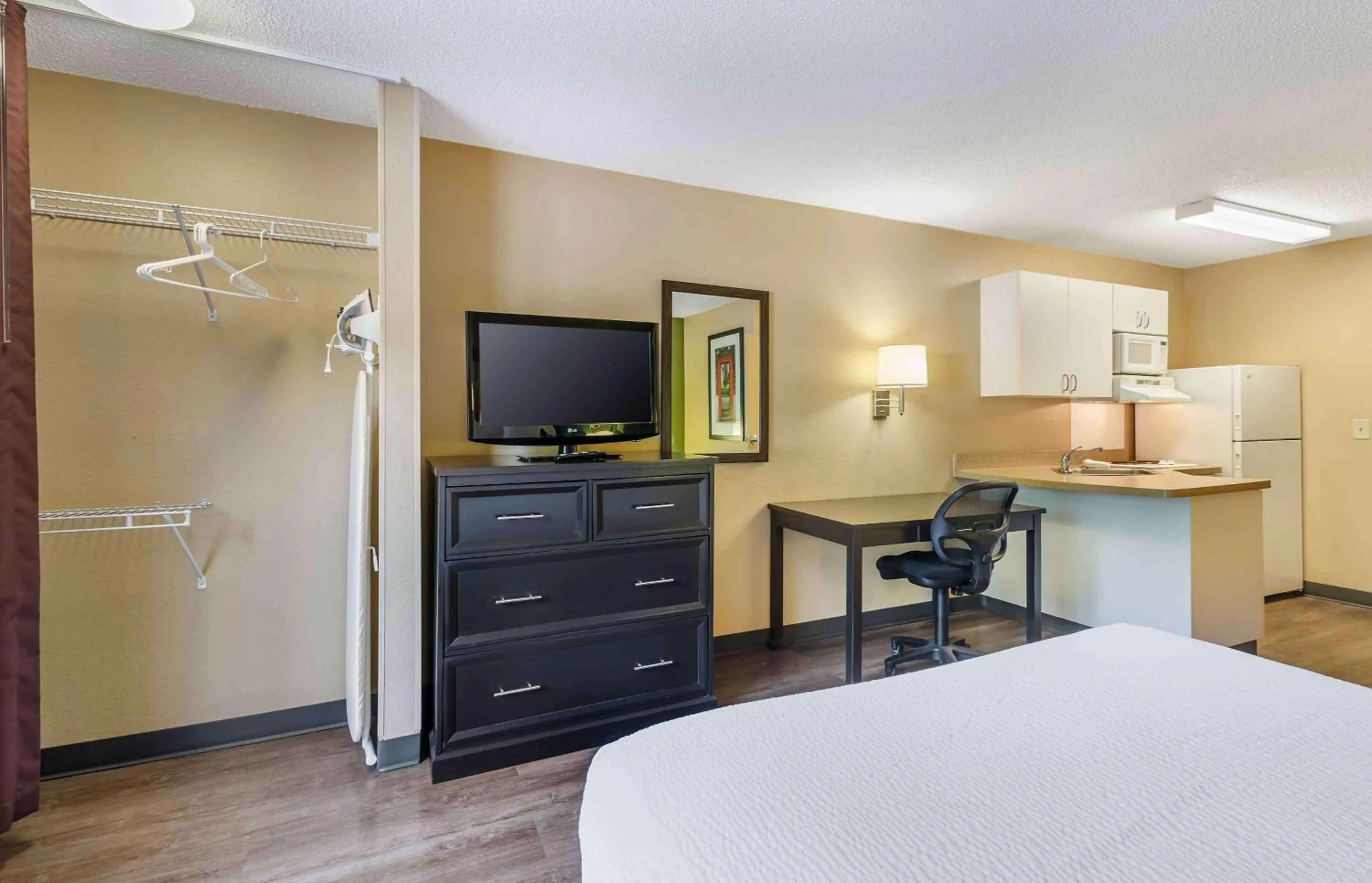 Bedroom, Bed in Extended Stay America Suites - Portland - Scarborough