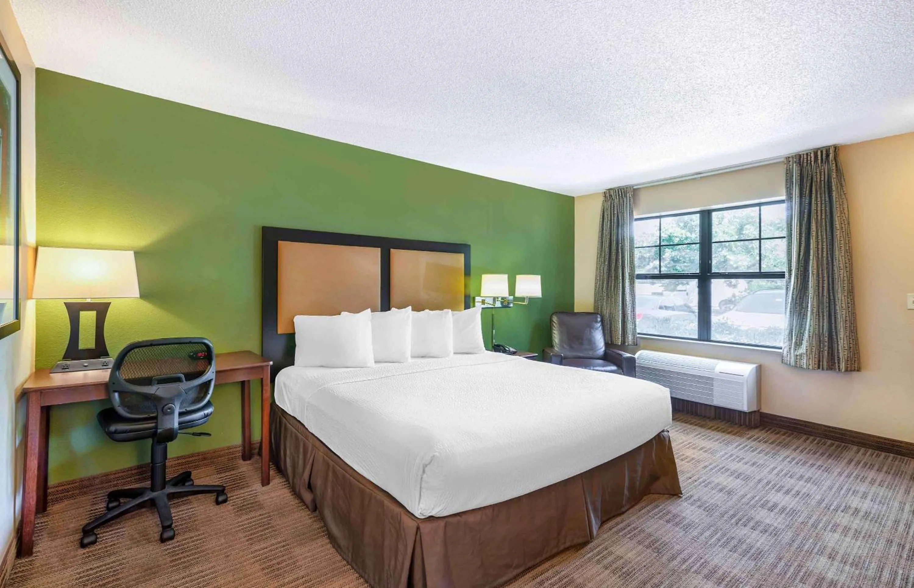 Bedroom, Bed in Extended Stay America Suites - Portland - Scarborough