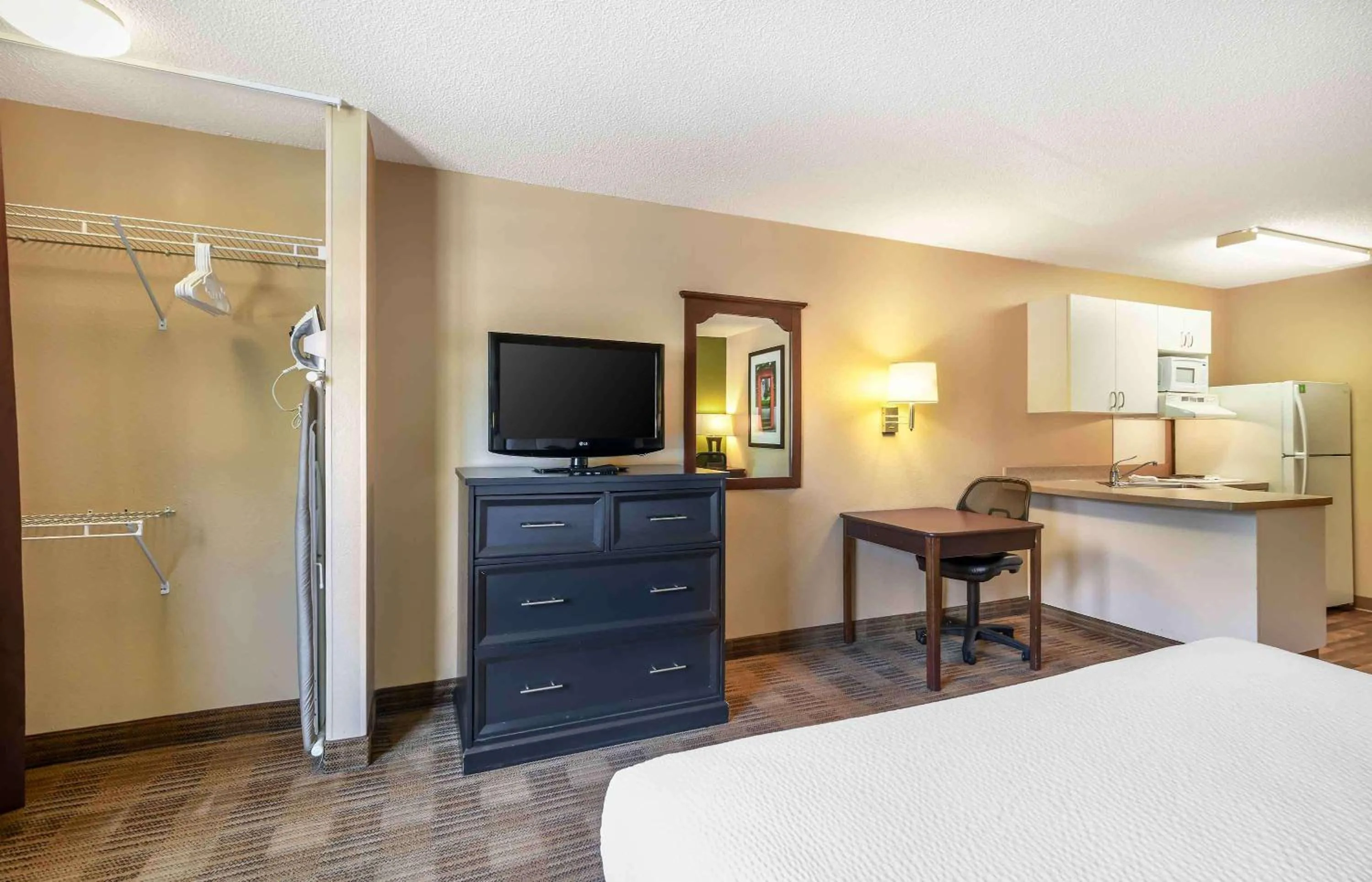 Bedroom, Bed in Extended Stay America Suites - Portland - Scarborough