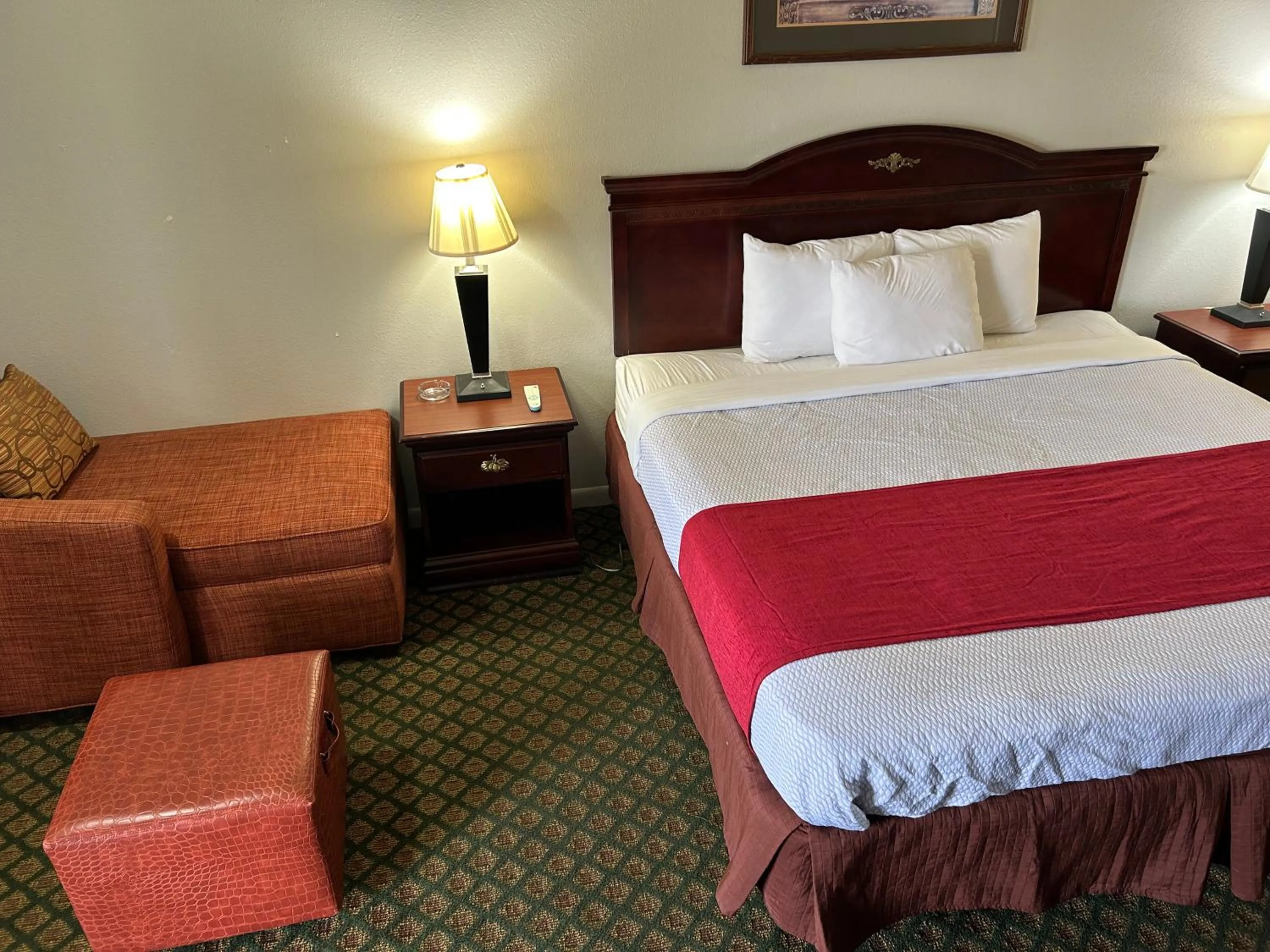 Bed in Howards Inn Motel