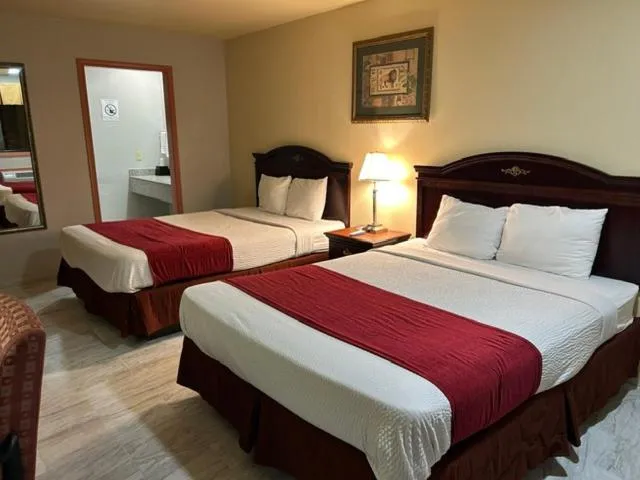 Bed in Howards Inn Motel