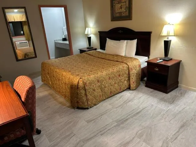 Bed in Howards Inn Motel