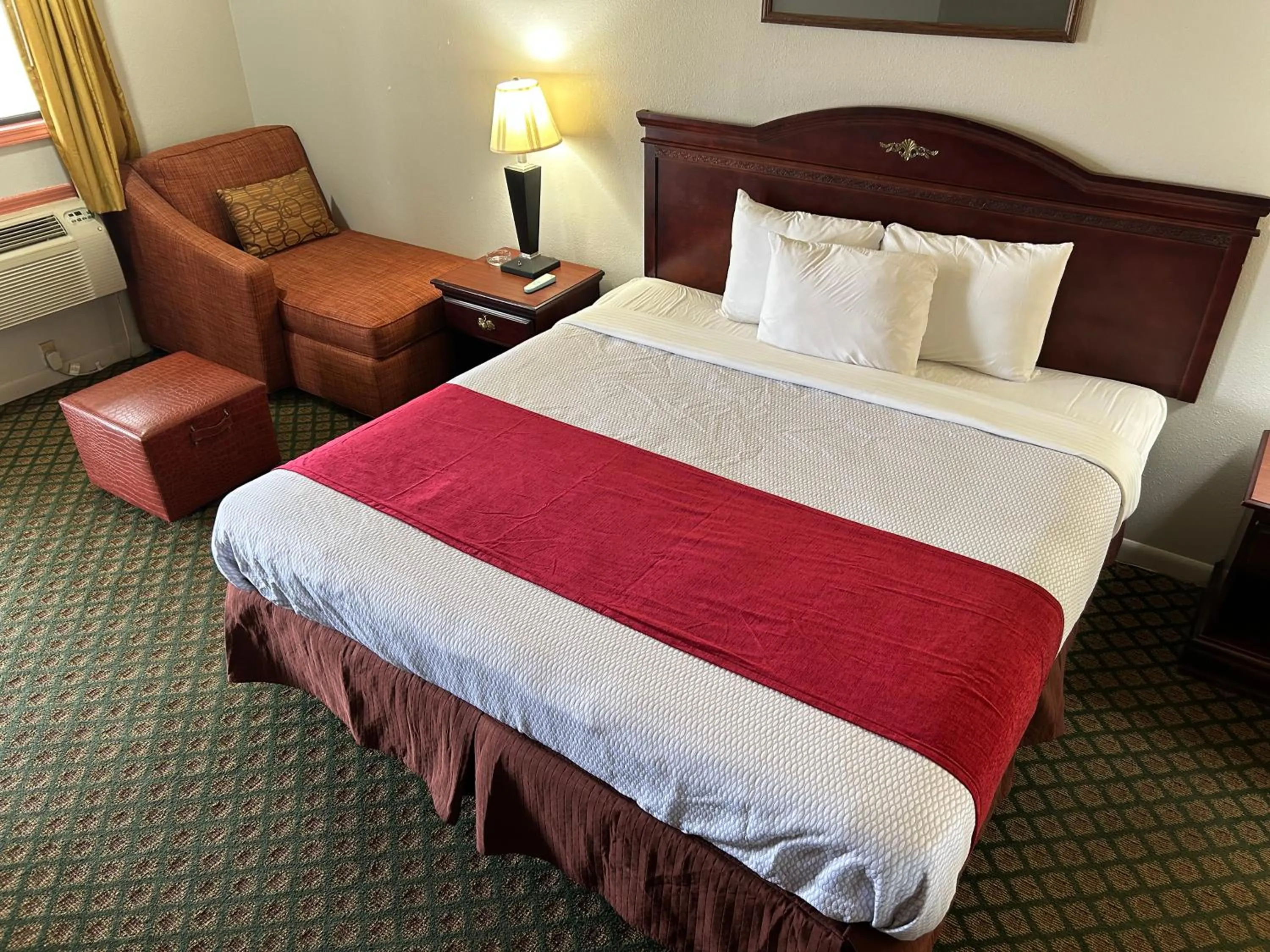 Bed in Howards Inn Motel