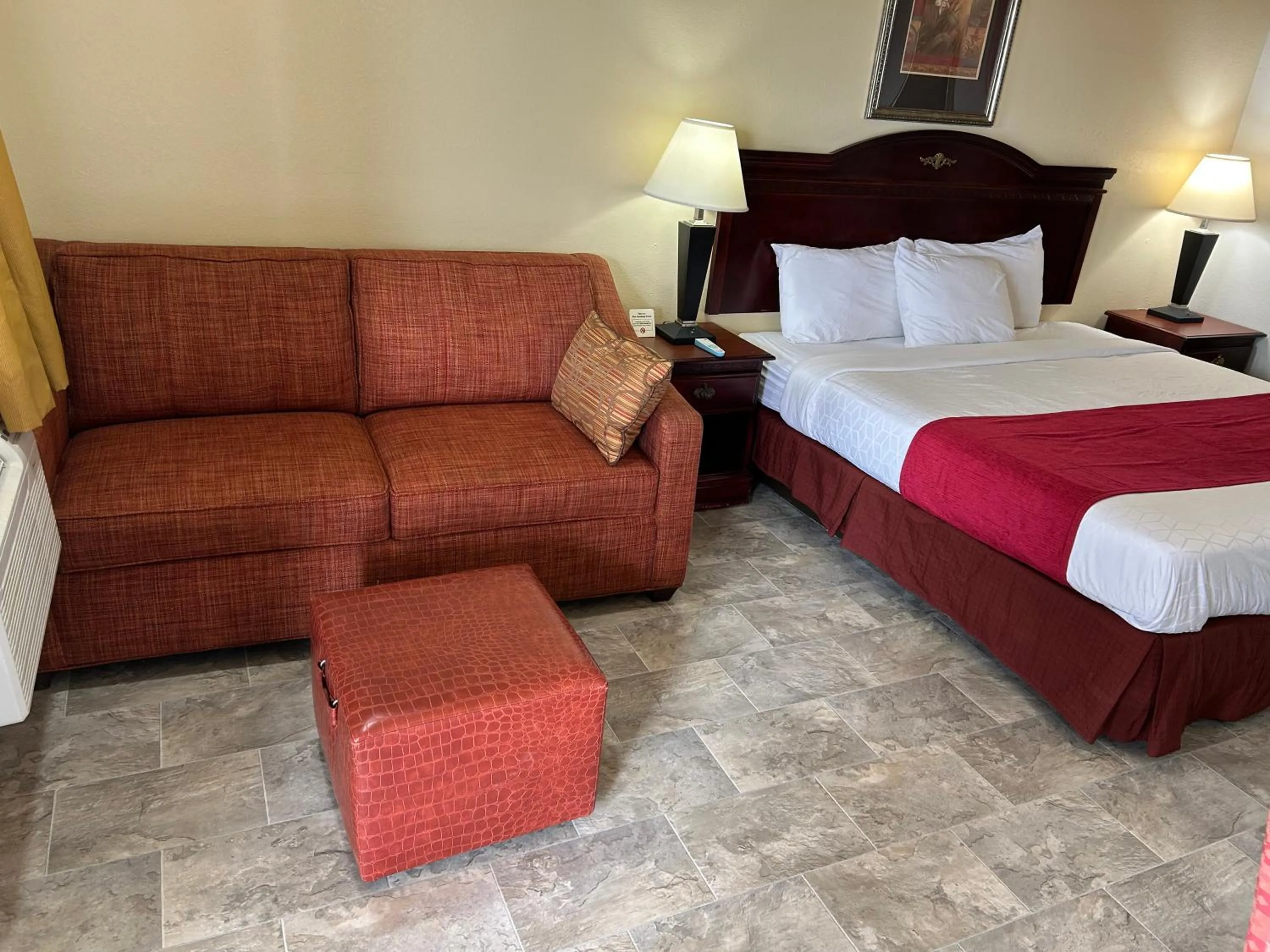 Bed in Howards Inn Motel