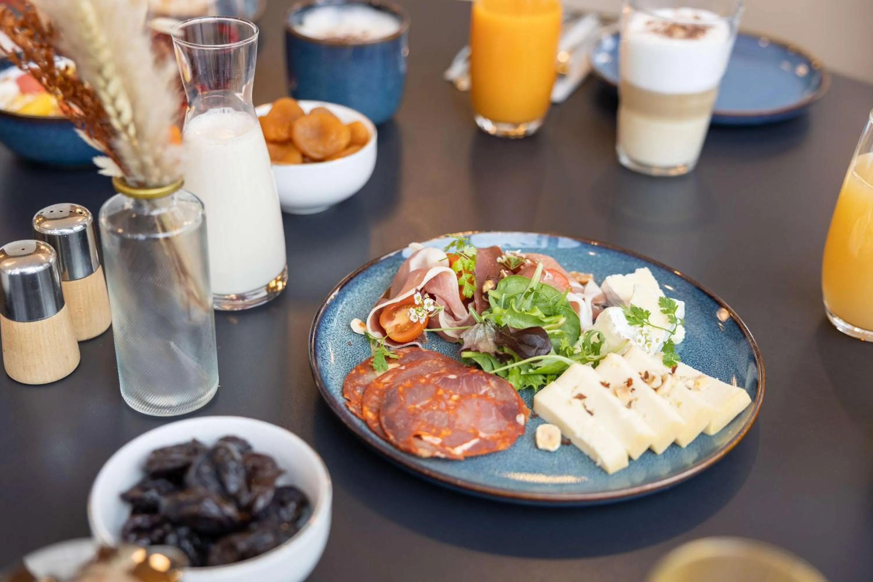 Restaurant/places to eat in Hilton Lille