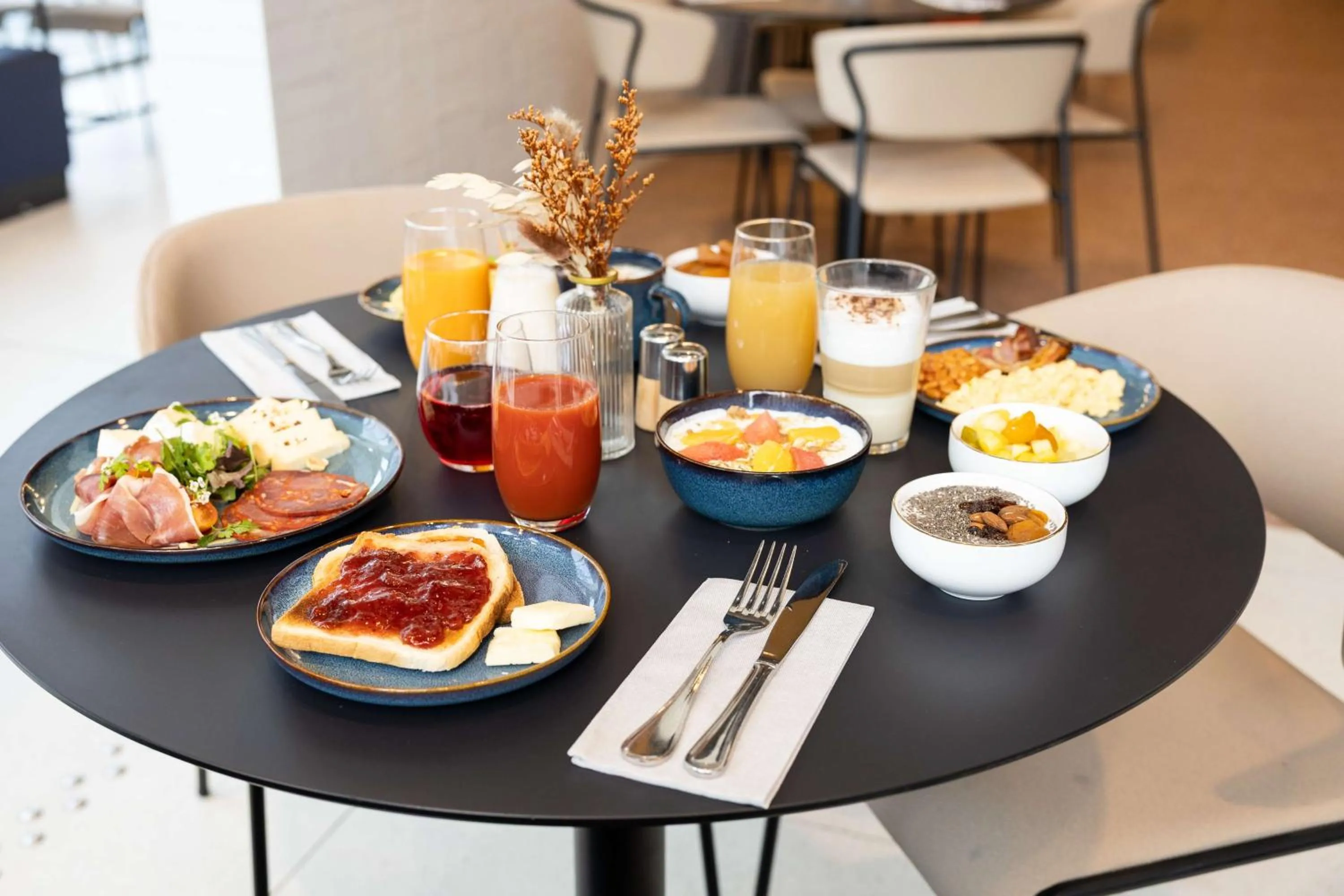 Restaurant/places to eat in Hilton Lille