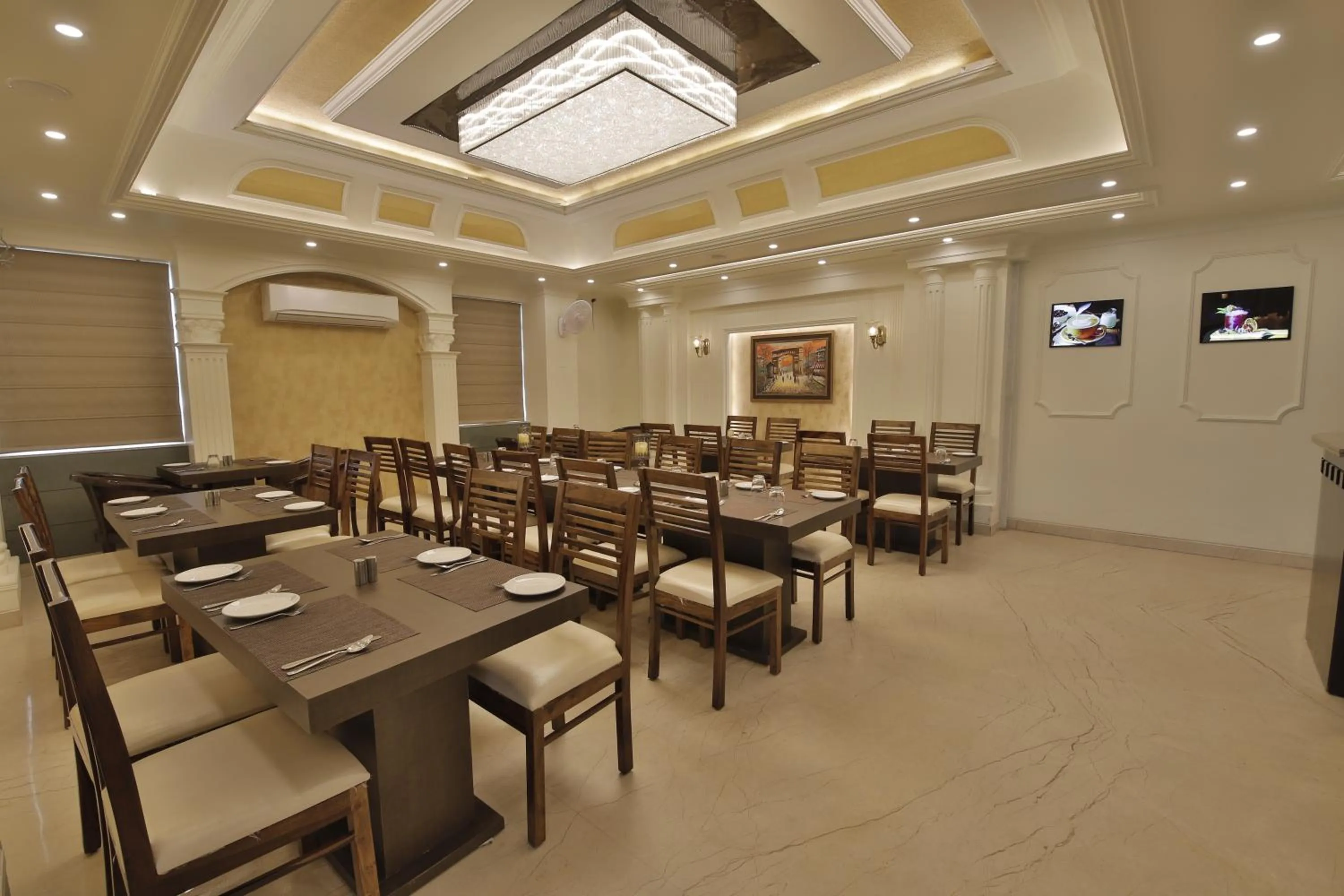 Restaurant/places to eat in Hotel Grand Safari