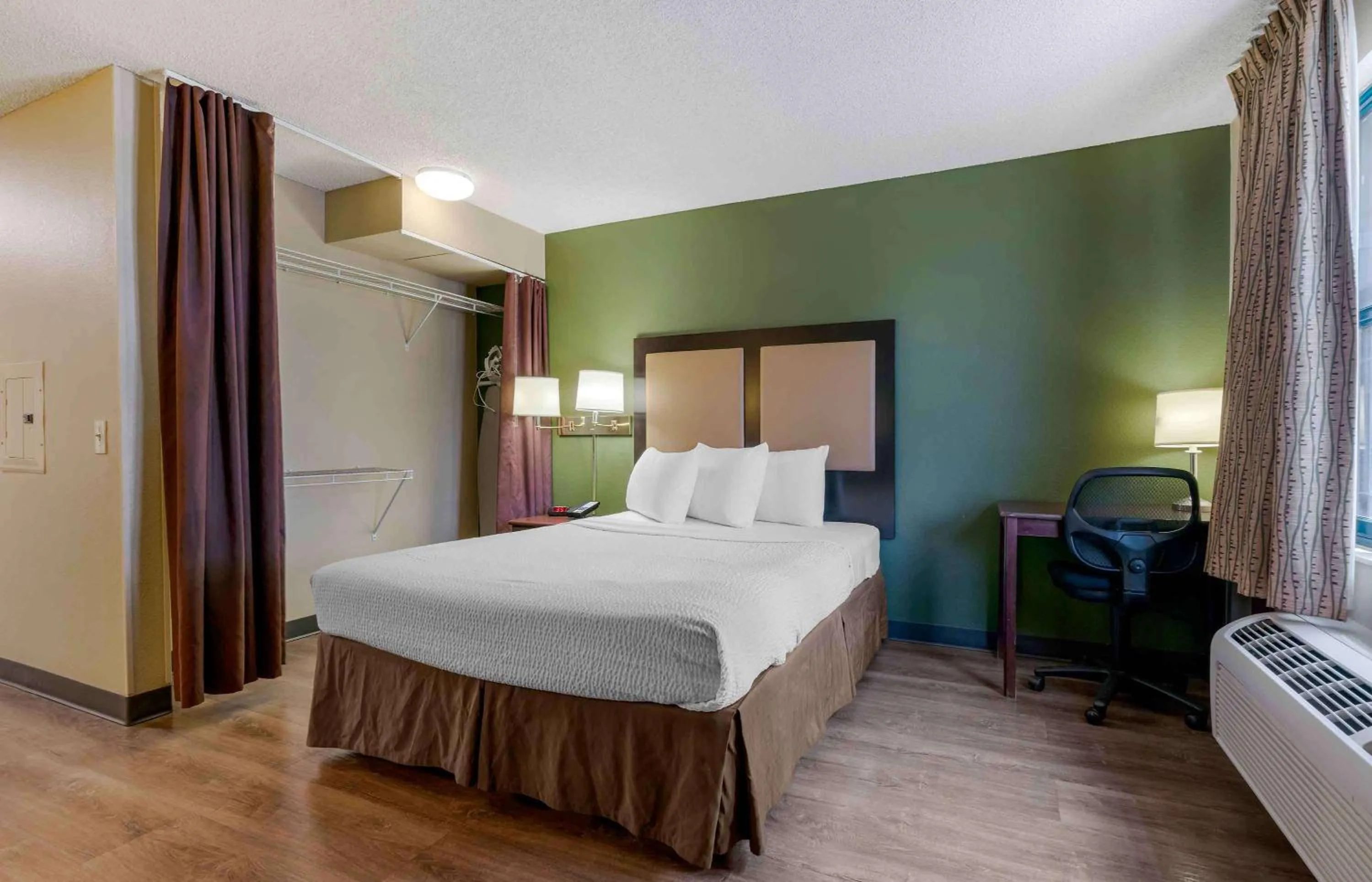 Bedroom, Bed in Extended Stay America Suites - Sacramento - Elk Grove