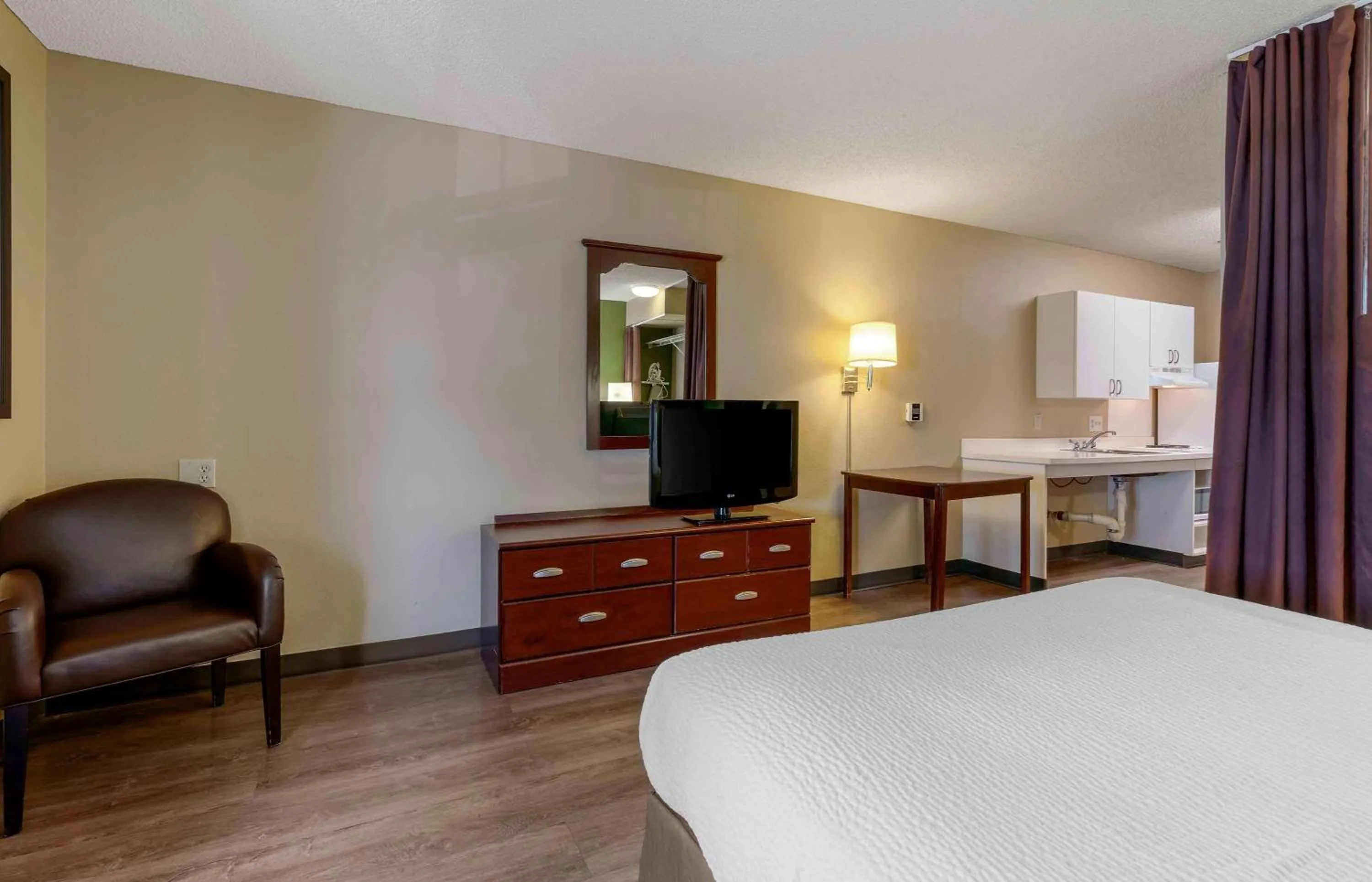 Bedroom, Bed in Extended Stay America Suites - Sacramento - Elk Grove