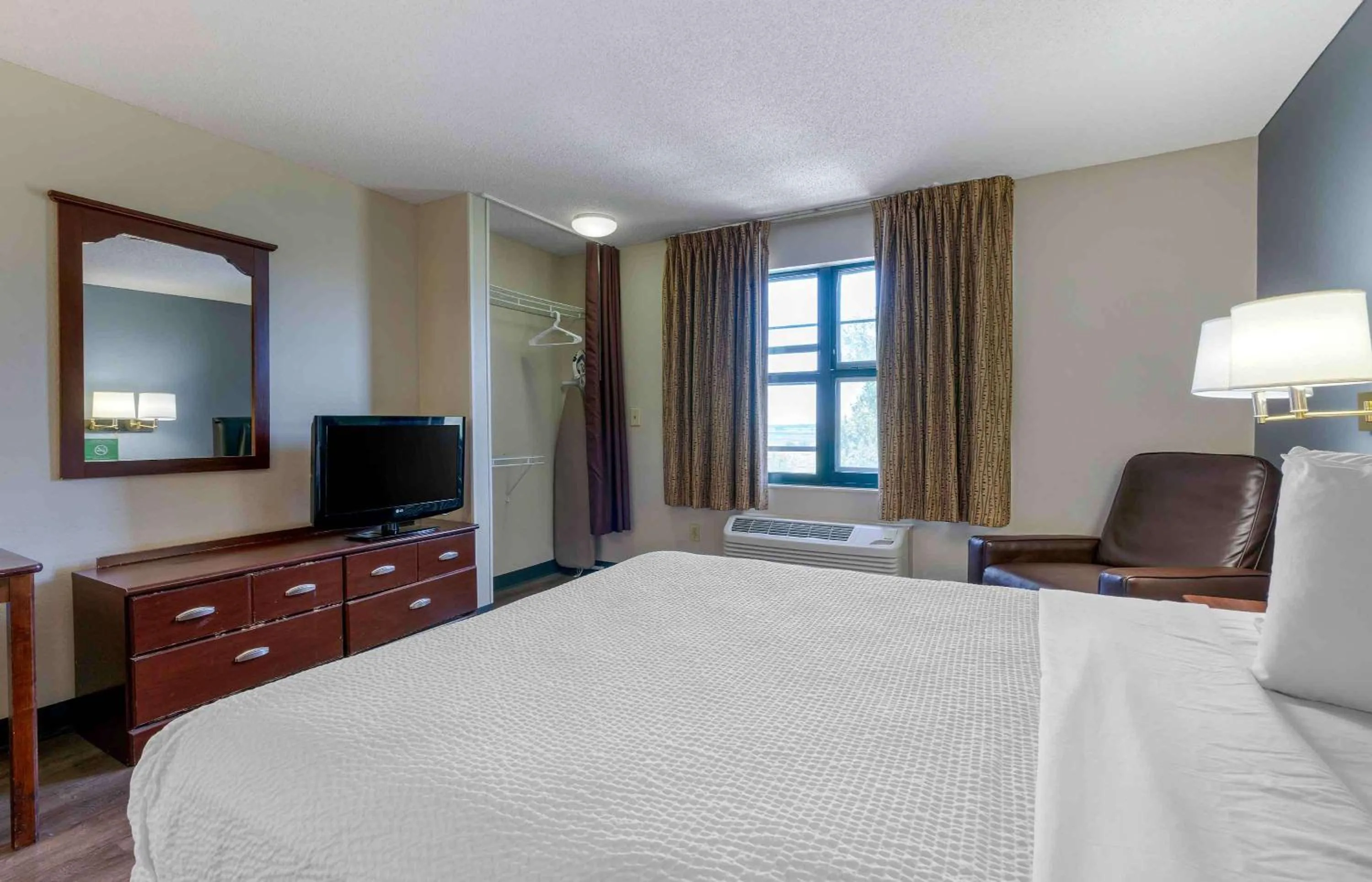 Bedroom, Bed in Extended Stay America Suites - Sacramento - Elk Grove