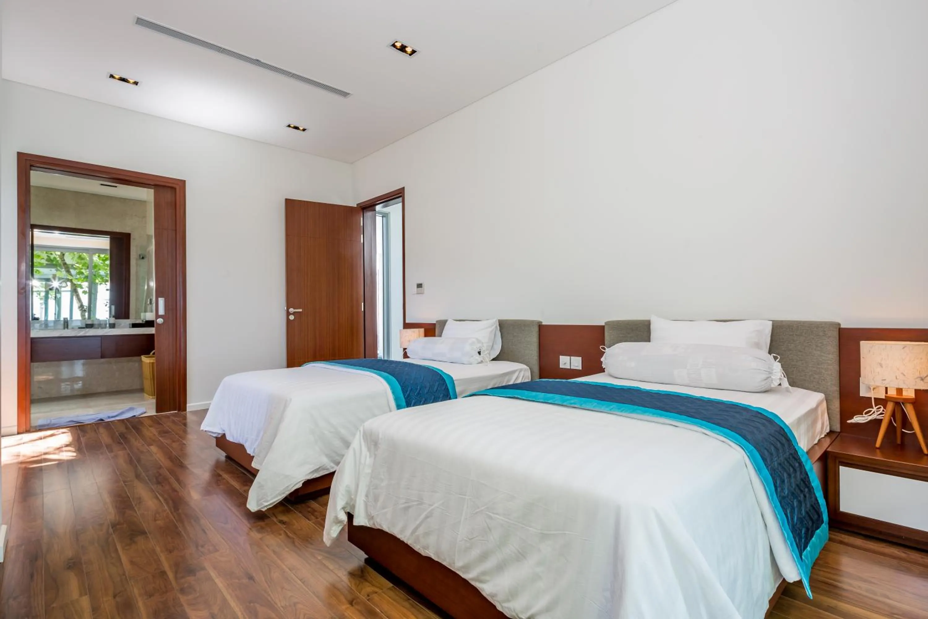Bed in Luxury Villa 5* - Ocean Front - IDCWH