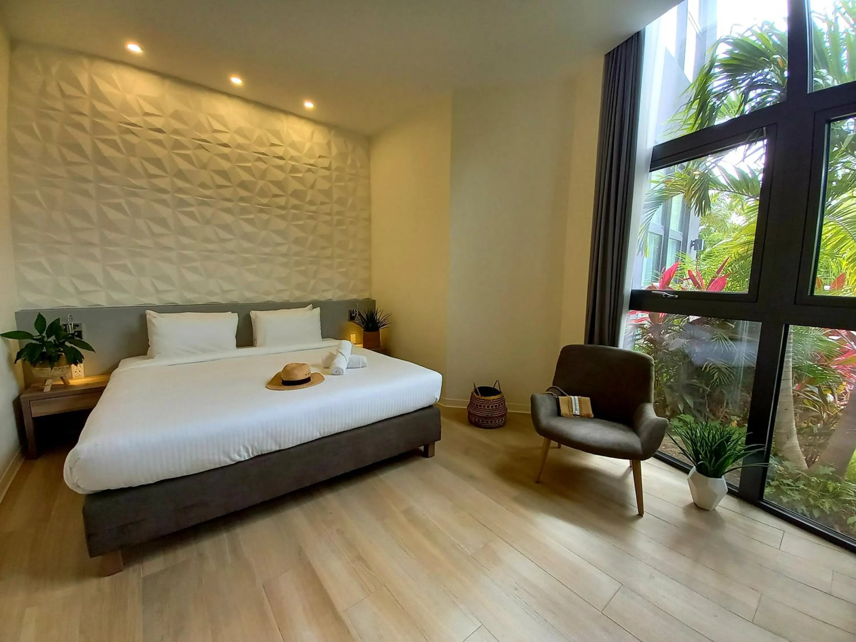 Photo of the whole room, Bed in Adonis Cupecoy