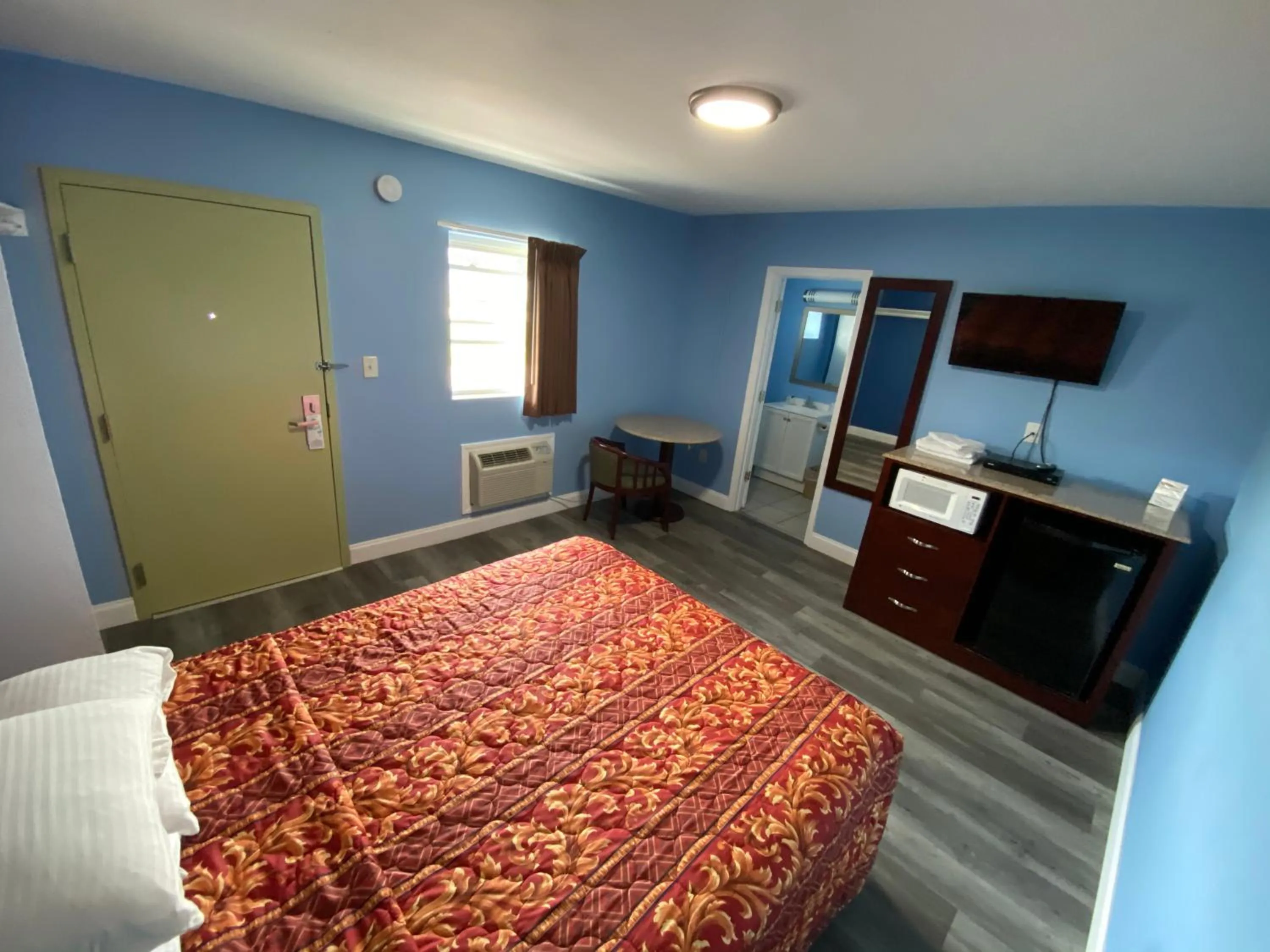 Bed in Red Carpet Inn & Suites Wrightstown