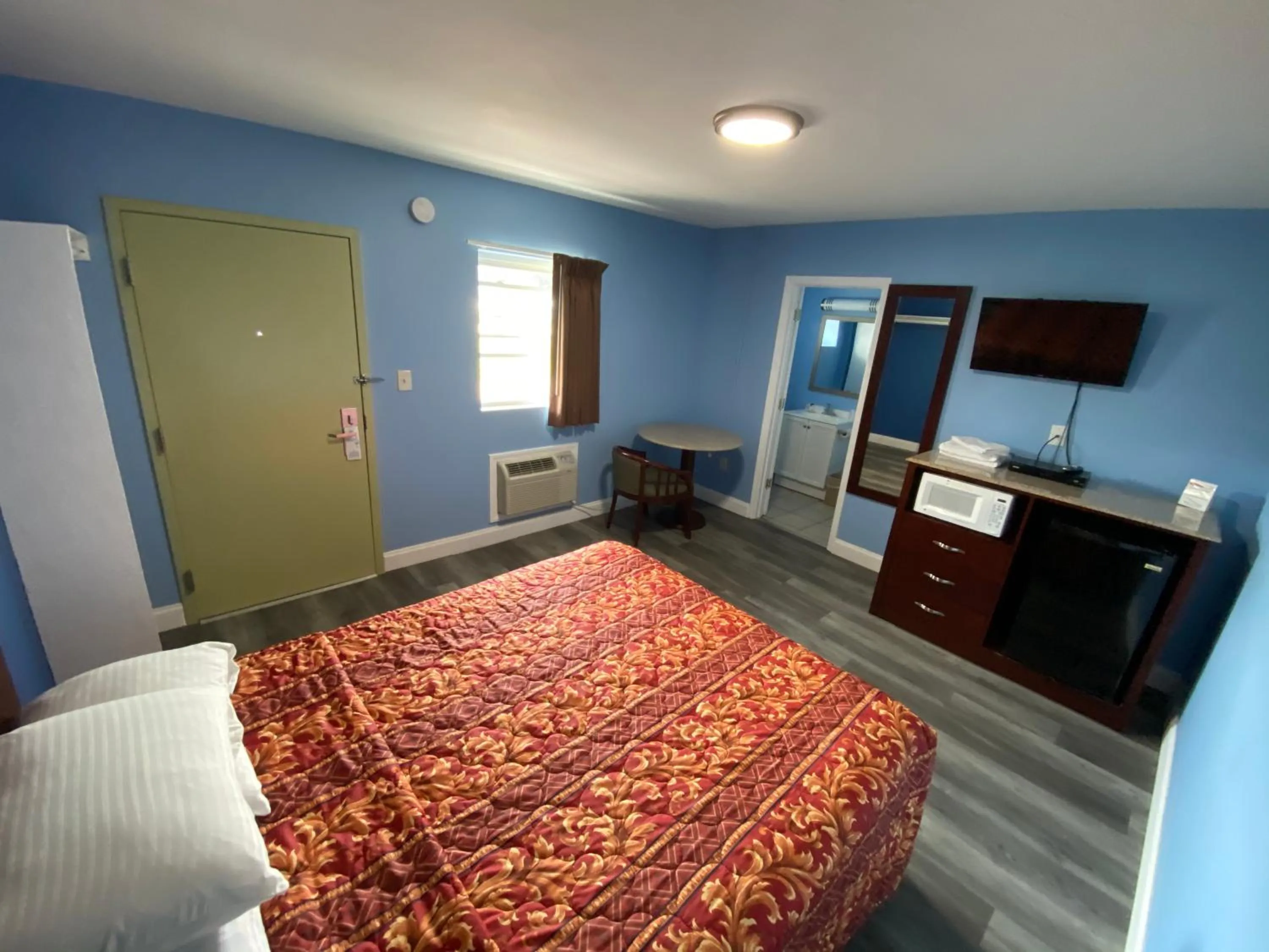 Bed in Red Carpet Inn & Suites Wrightstown