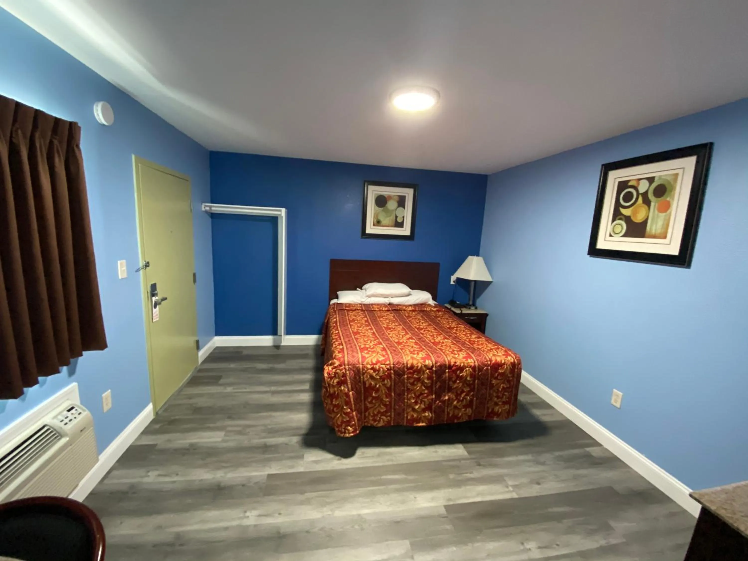 Bed in Red Carpet Inn & Suites Wrightstown