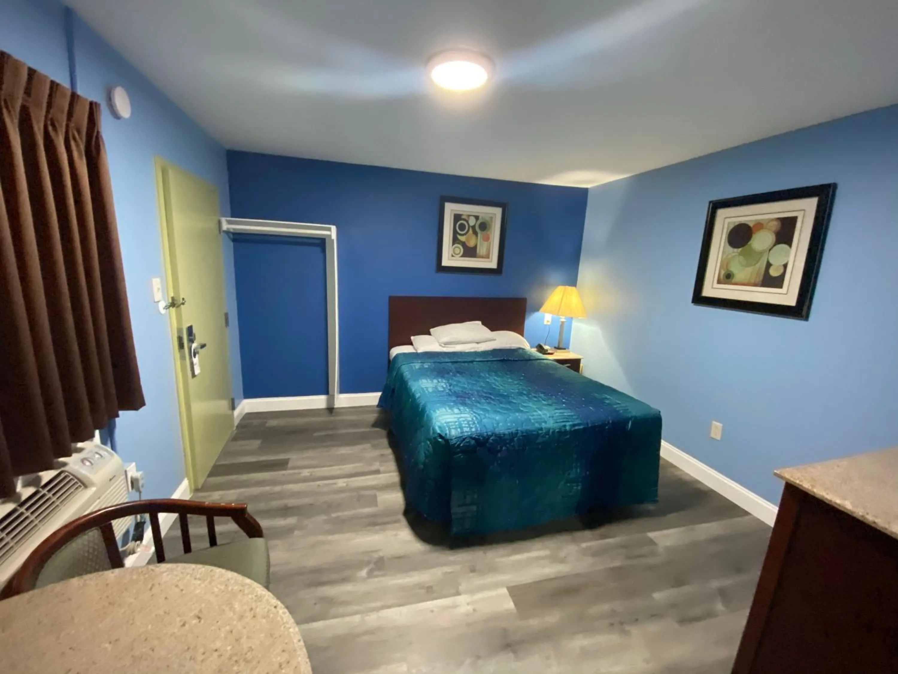 Bed in Red Carpet Inn & Suites Wrightstown