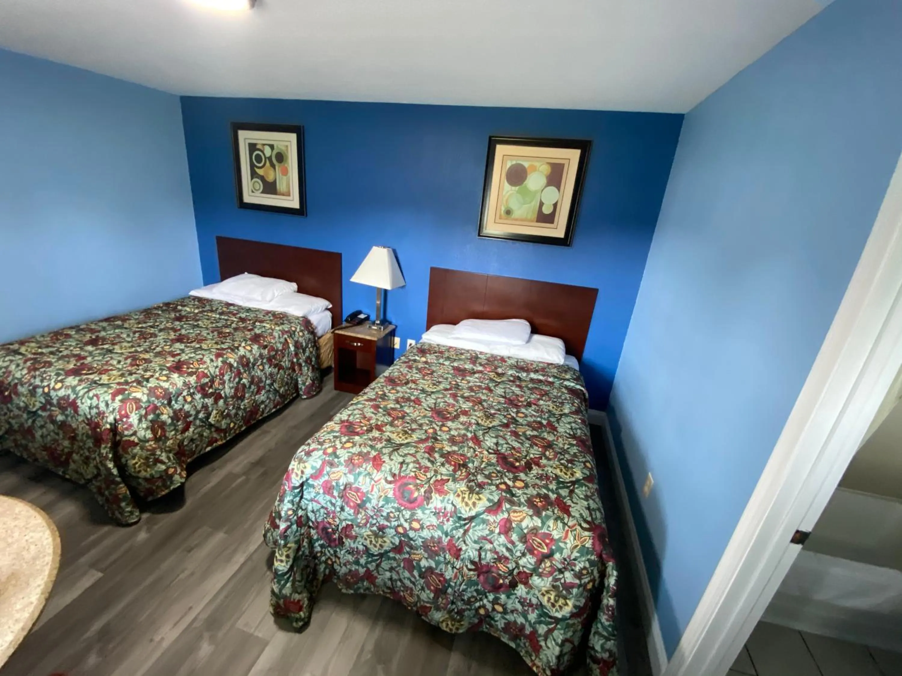 Bed in Red Carpet Inn & Suites Wrightstown