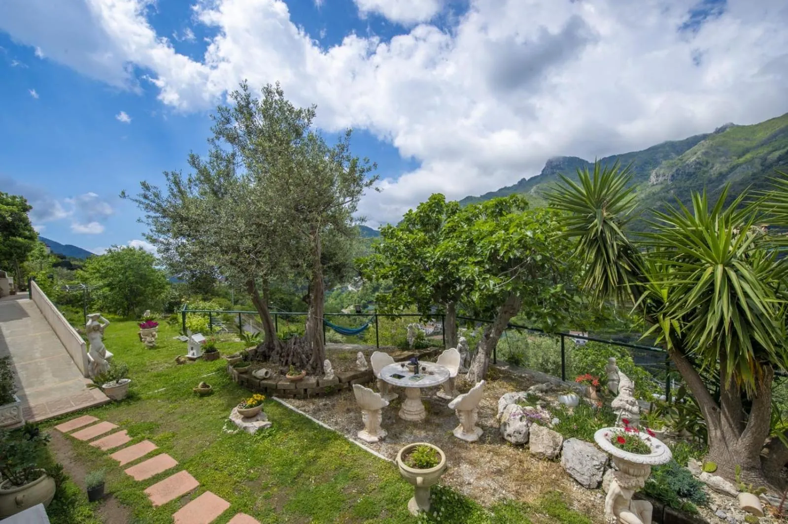 Garden view in Il Mandorlo