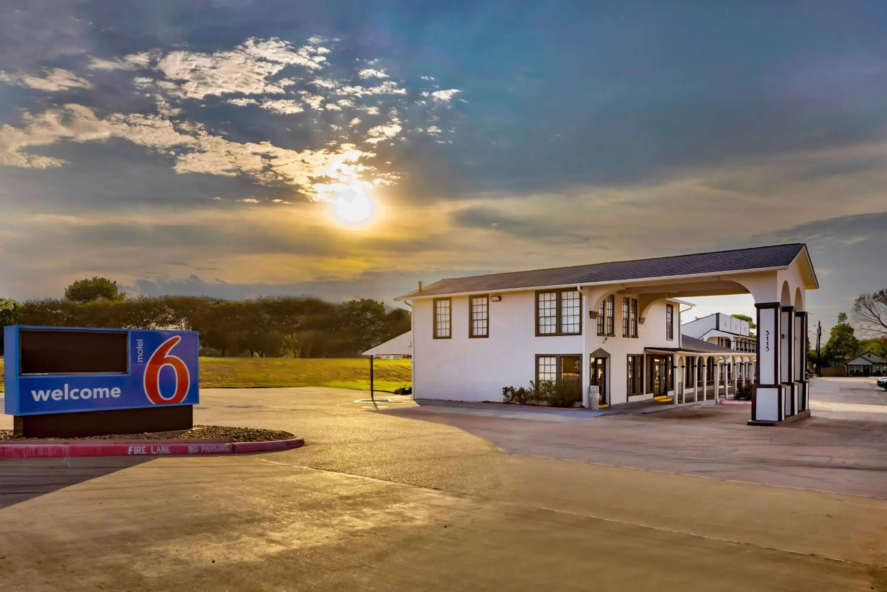 Property building in Motel 6-Bryan, TX - College Station Property building in Motel 6-Bryan, TX - College Station