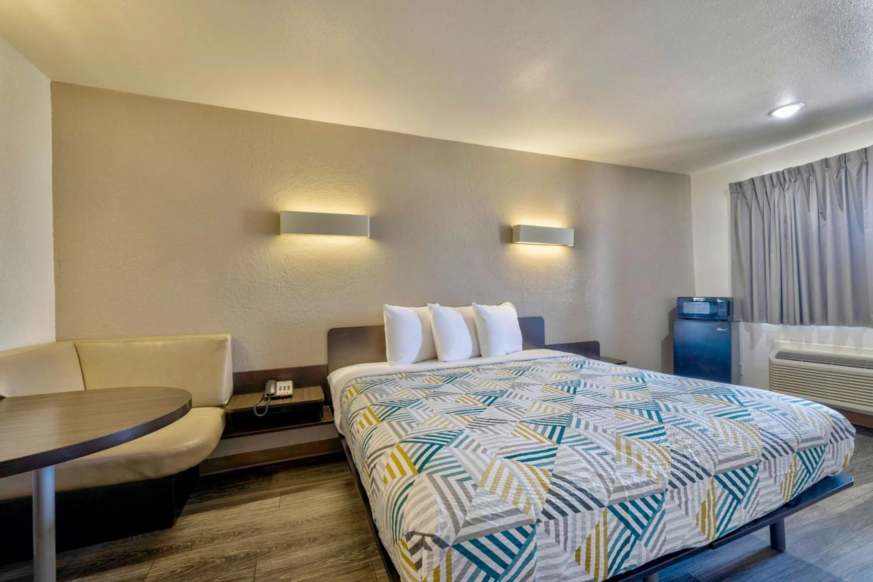 Bedroom, Bed in Motel 6-Bryan, TX - College Station