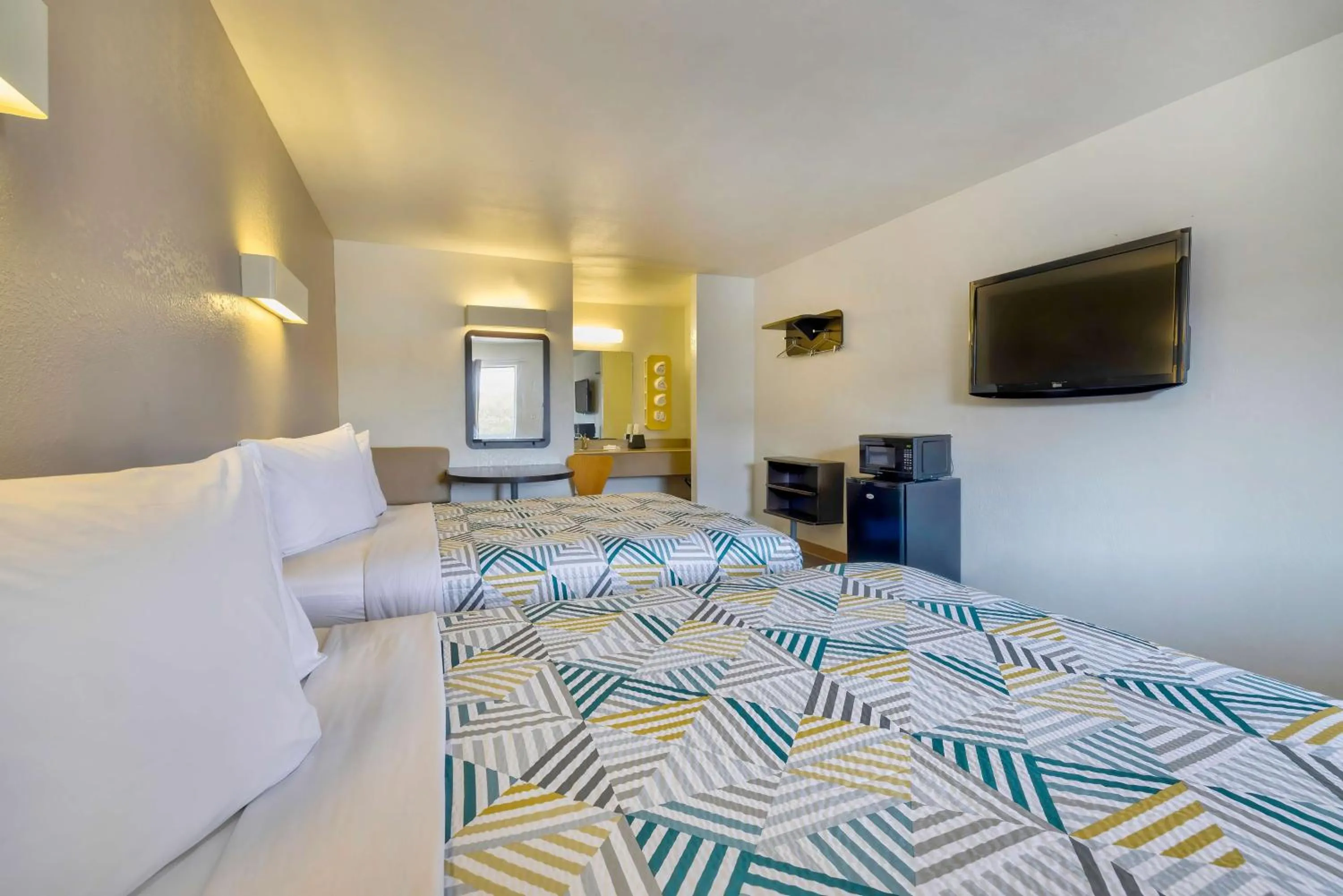 Bedroom, Bed in Motel 6-Bryan, TX - College Station