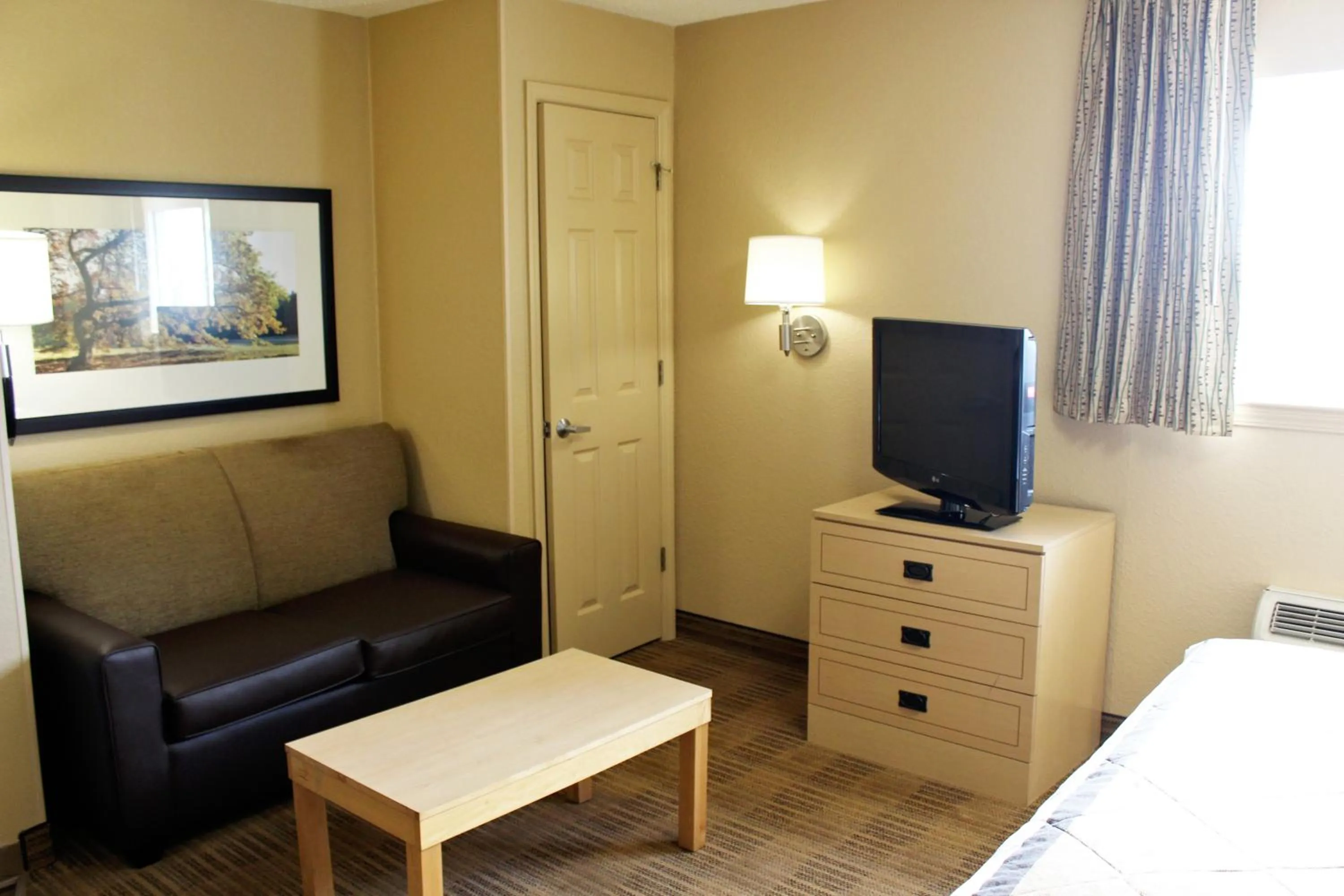 Living room, Bed in Extended Stay America Select Suites - Chesapeake - Churchland Blvd