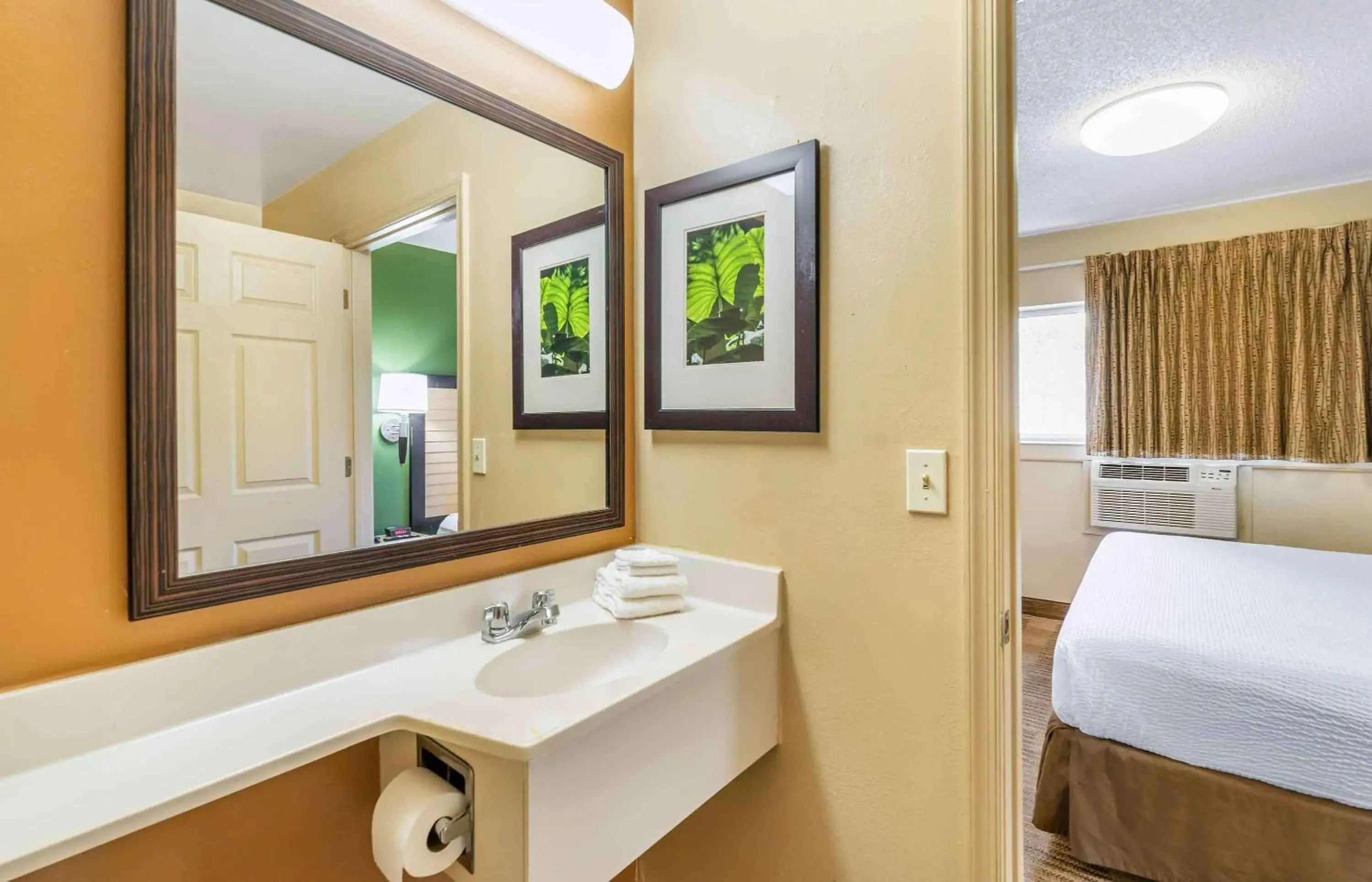 Bathroom, Bed in Extended Stay America Select Suites - Chesapeake - Churchland Blvd Bathroom, Bed in Extended Stay America Select Suites - Chesapeake - Churchland Blvd