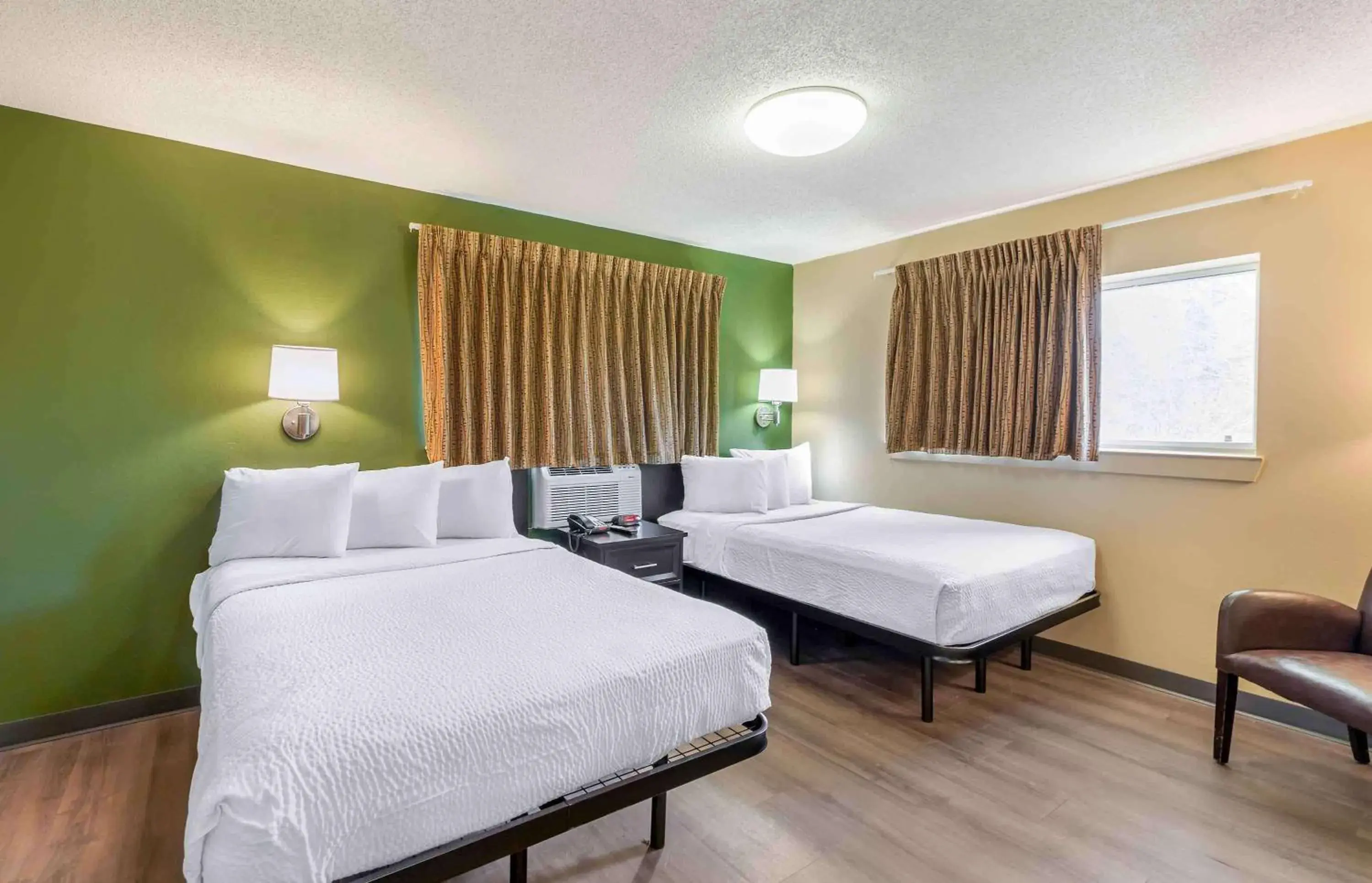 Bedroom, Bed in Extended Stay America Select Suites - Chesapeake - Churchland Blvd Bedroom, Bed in Extended Stay America Select Suites - Chesapeake - Churchland Blvd